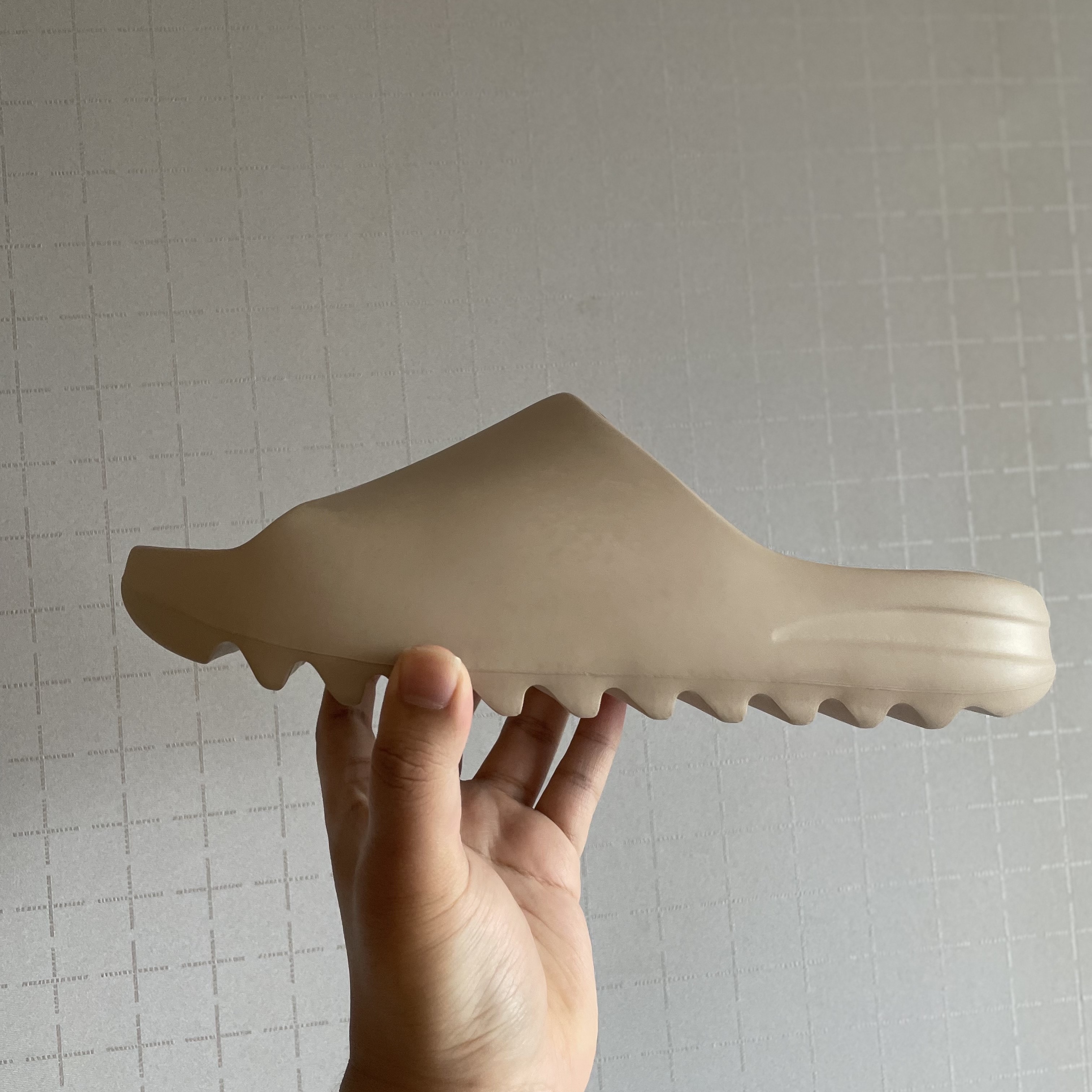 Adidas Yeezy Slide Pure 착용 스타일 - 1
