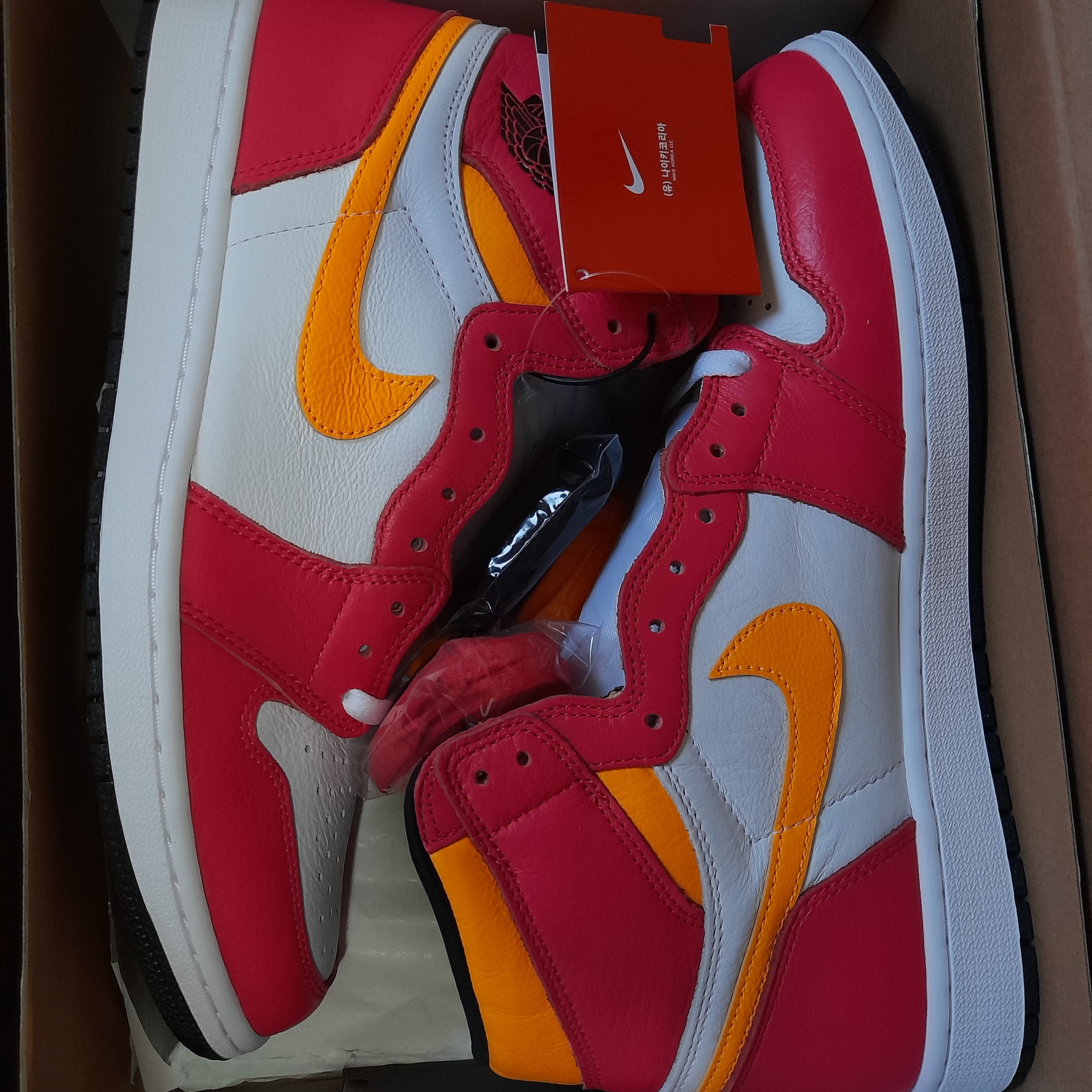 Jordan 1 Retro High OG Light Fusion Red 착용 스타일 - 3