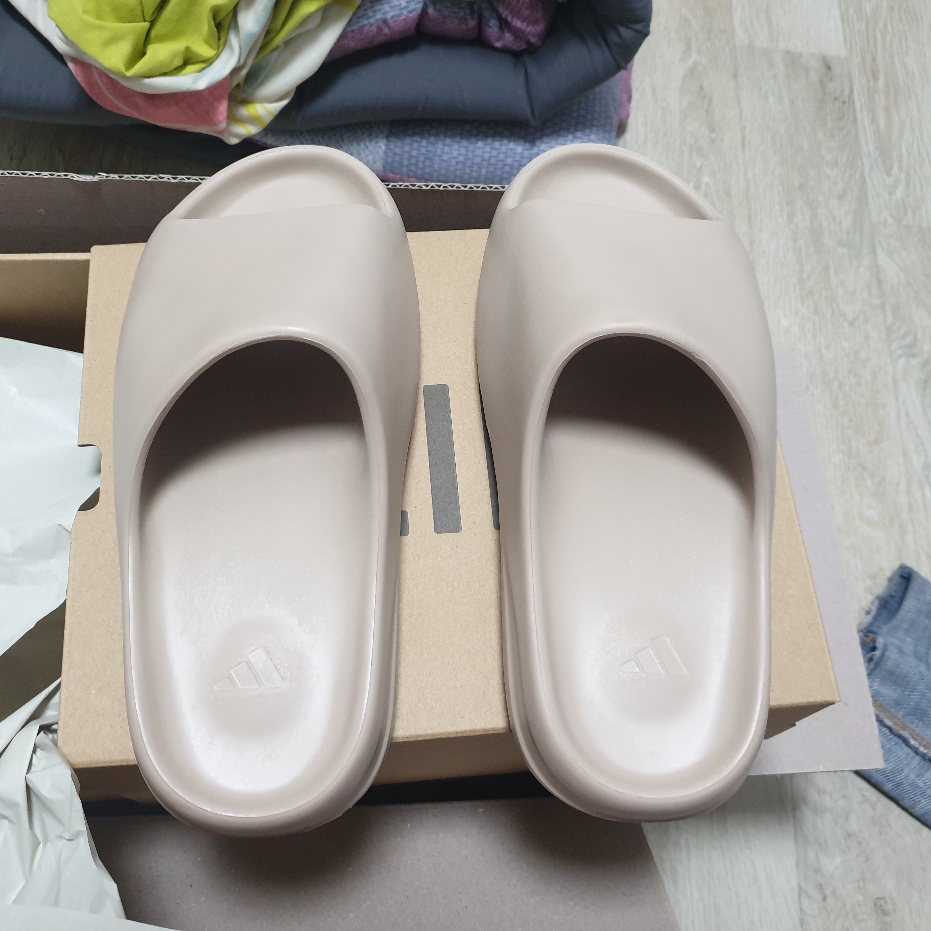 Adidas Yeezy Slide Pure 착용 스타일 - 2