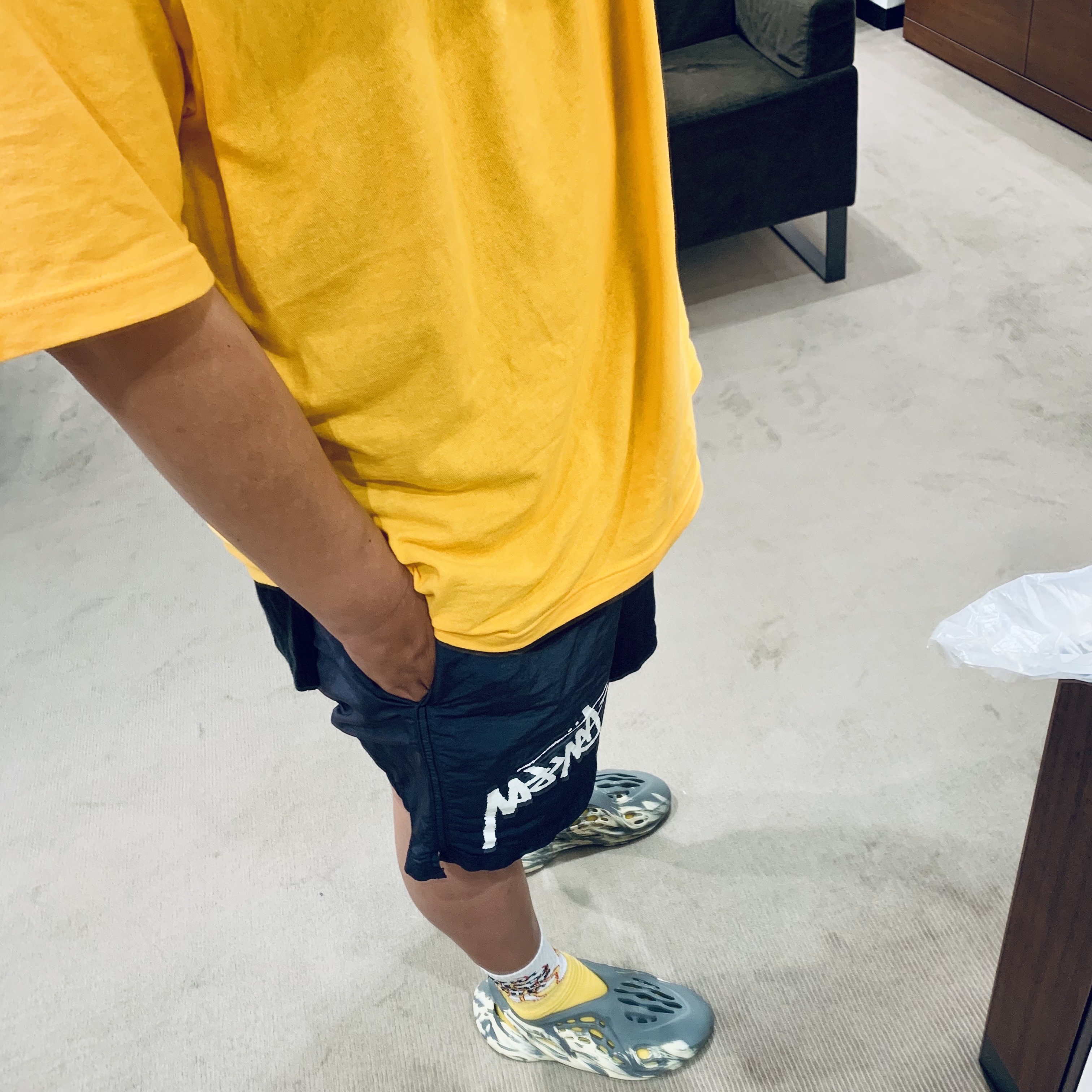 Nike x Stussy Water Shorts Off Noir, Adidas Yeezy Foam RNNR MXT Moon Gray 착용 스타일