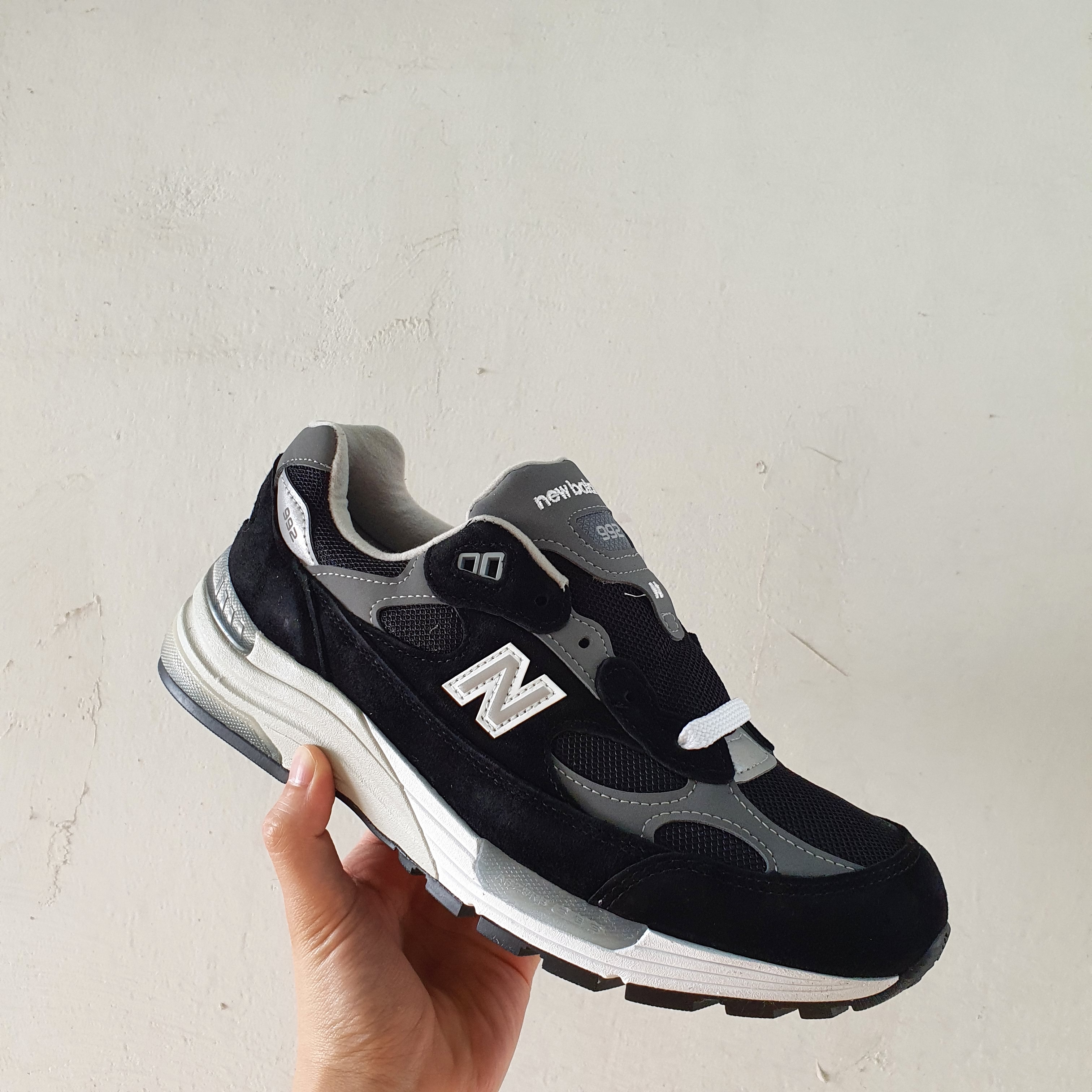 New Balance 992 Made in USA Black Grey 착용 스타일