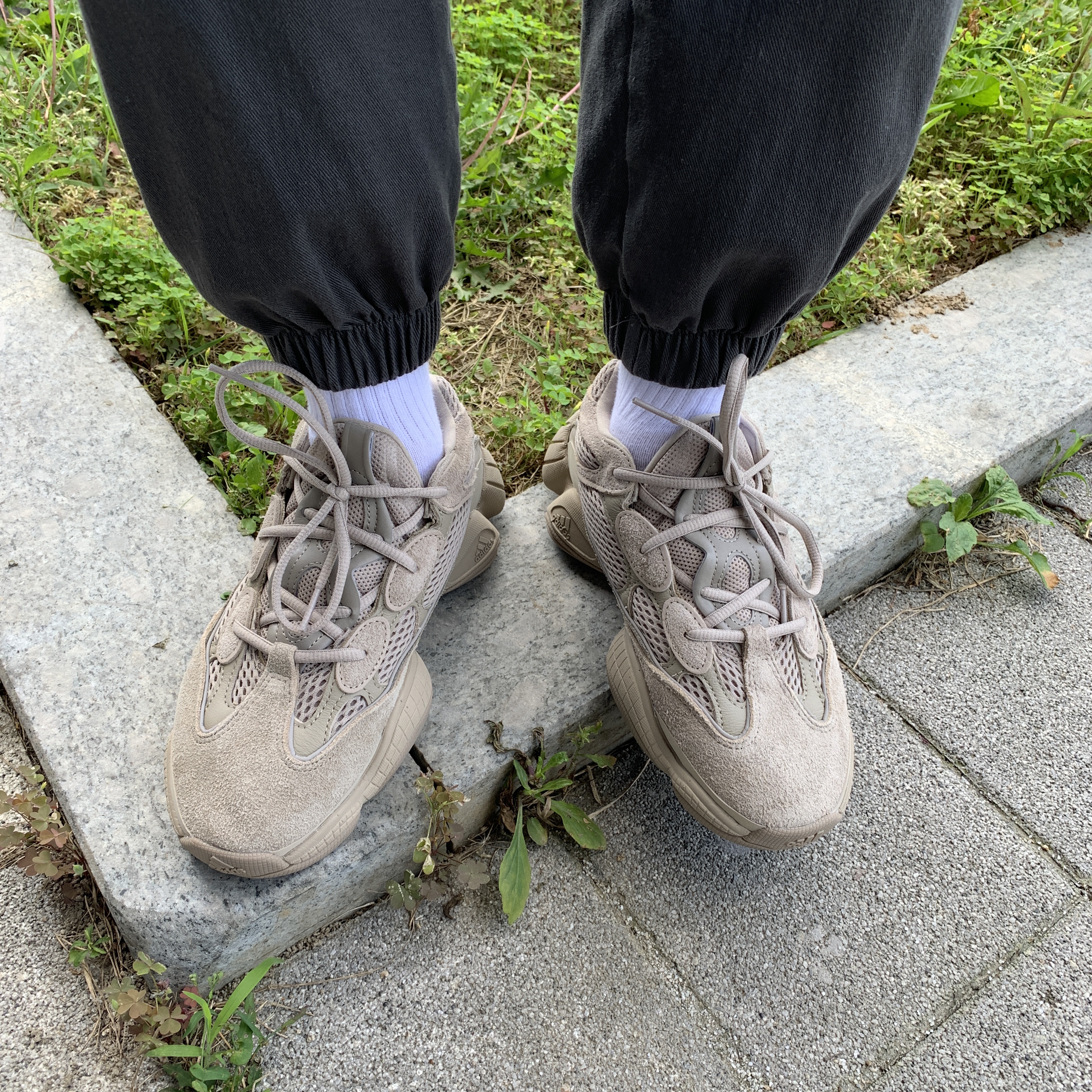 Adidas Yeezy 500 Taupe Light 착용 스타일 - 2