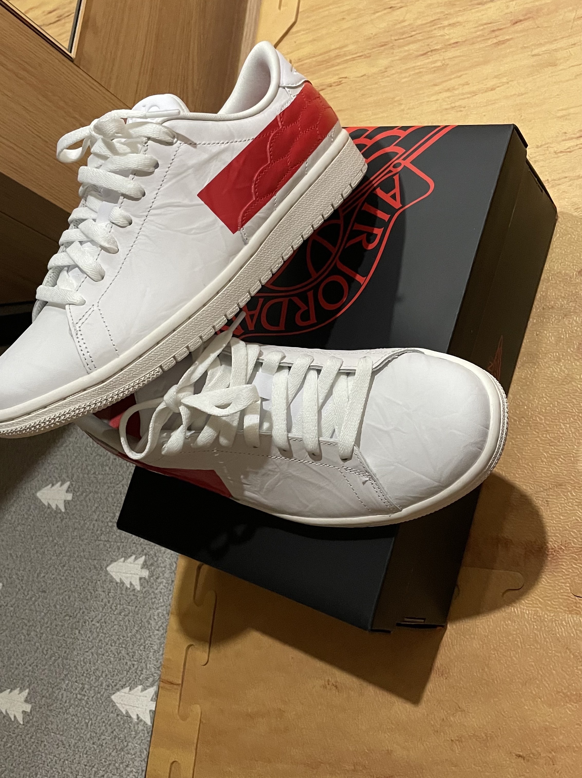Jordan 1 Centre Court White University Red 착용 스타일 - 2