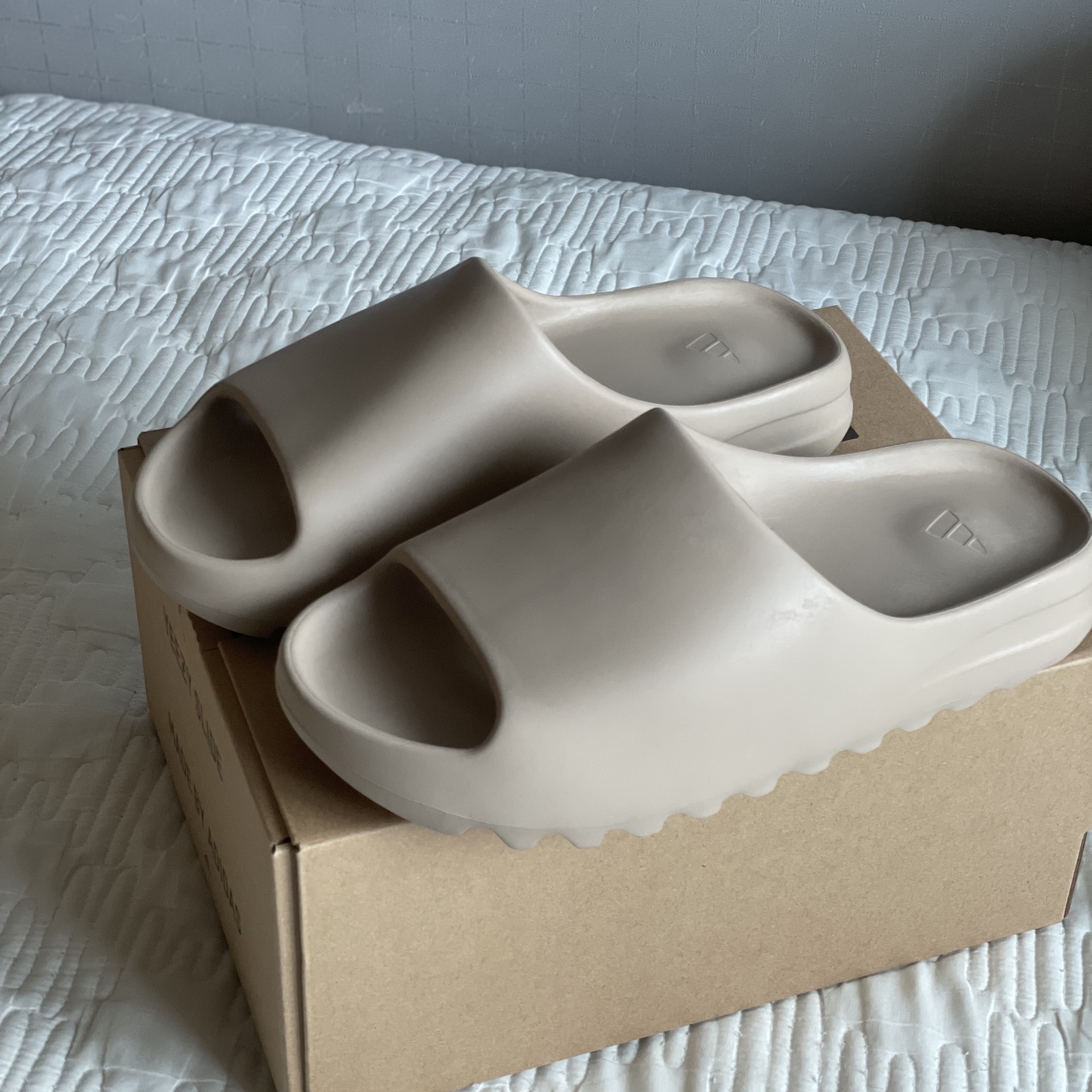 Adidas Yeezy Slide Pure 착용 스타일 - 2