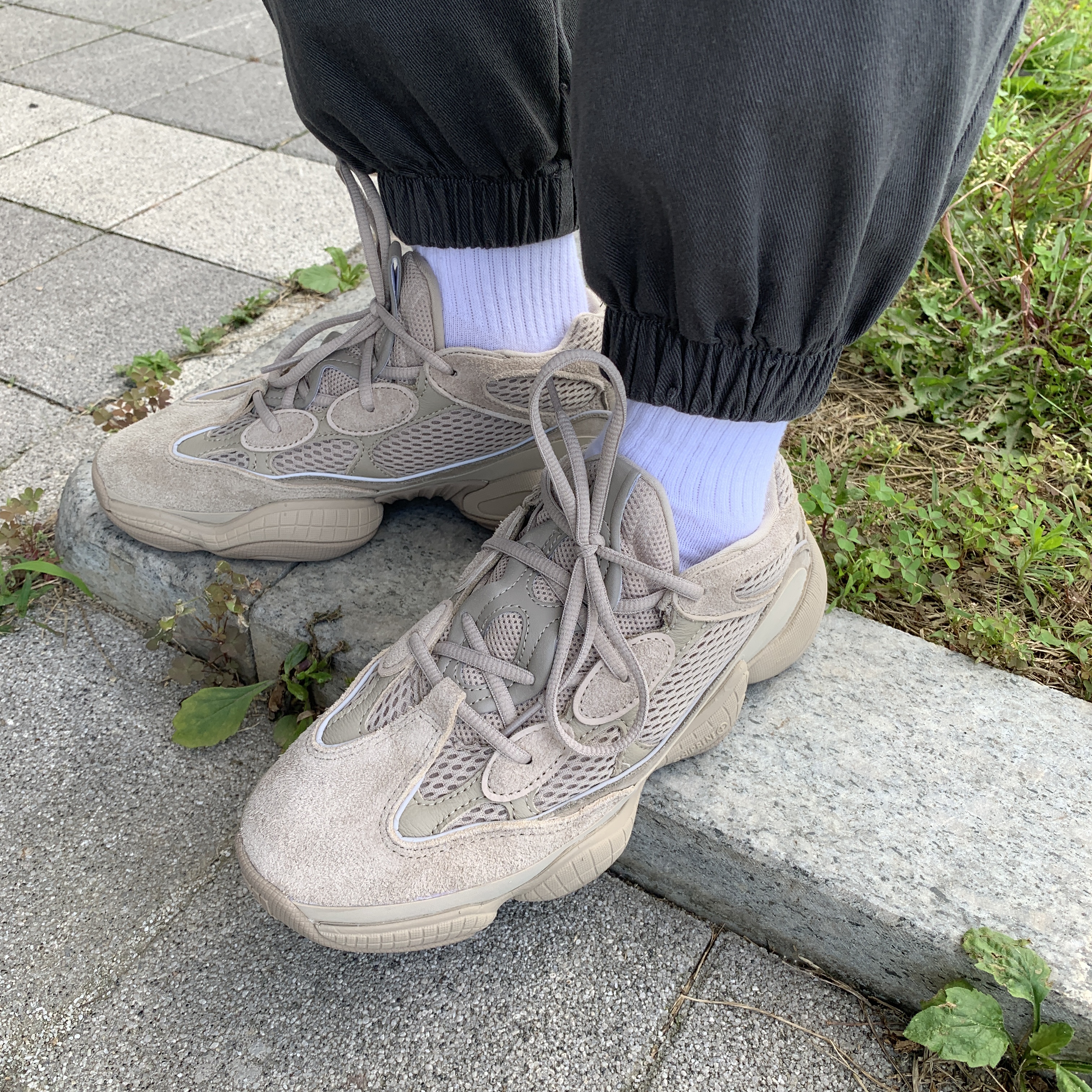 Adidas Yeezy 500 Taupe Light 착용 스타일 - 1