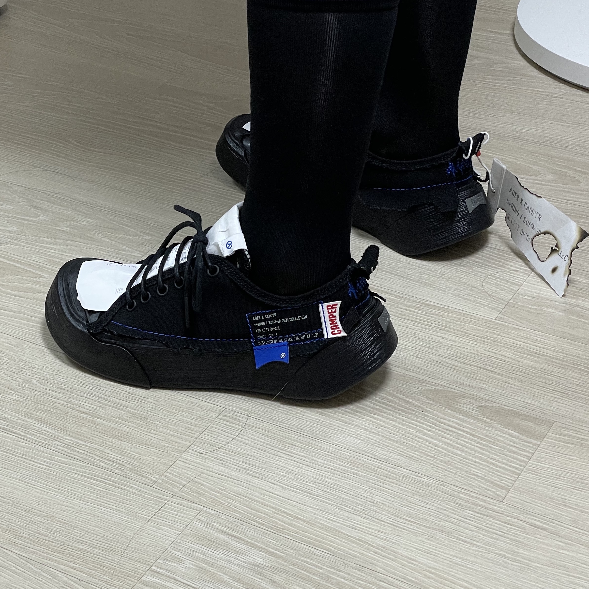 (W) Camper x Ader Error Proto-111-S Cinder Basic Sneakers Black 착용 스타일 - 2