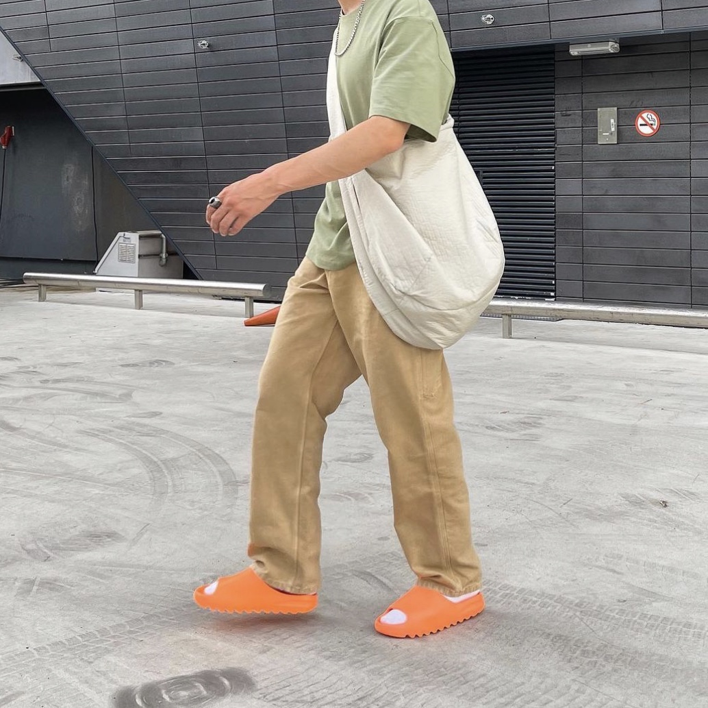 Adidas Yeezy Slide Enflame Orange, Adidas Yeezy Slide Resin 2021 착용 스타일 - 2