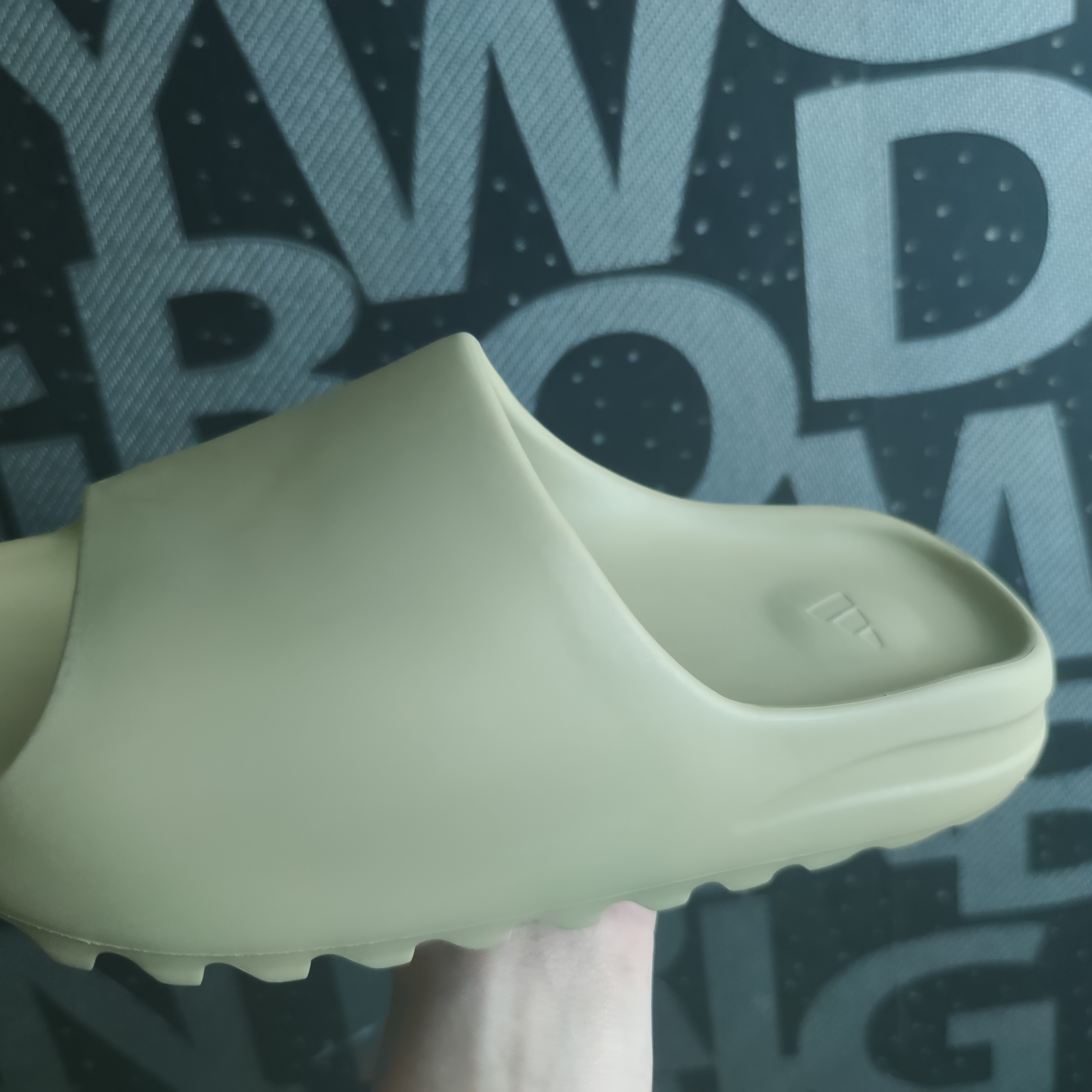 Adidas Yeezy Slide Resin 2021 착용 스타일 - 4