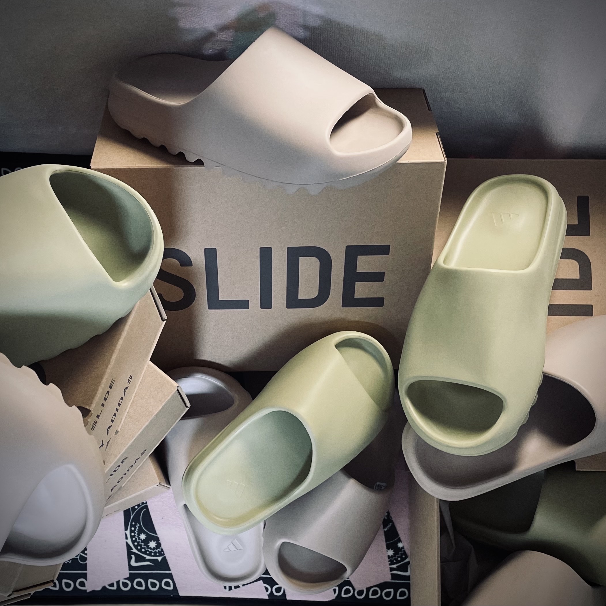 Adidas Yeezy Slide Pure, Adidas Yeezy Slide Resin 2021 착용 스타일