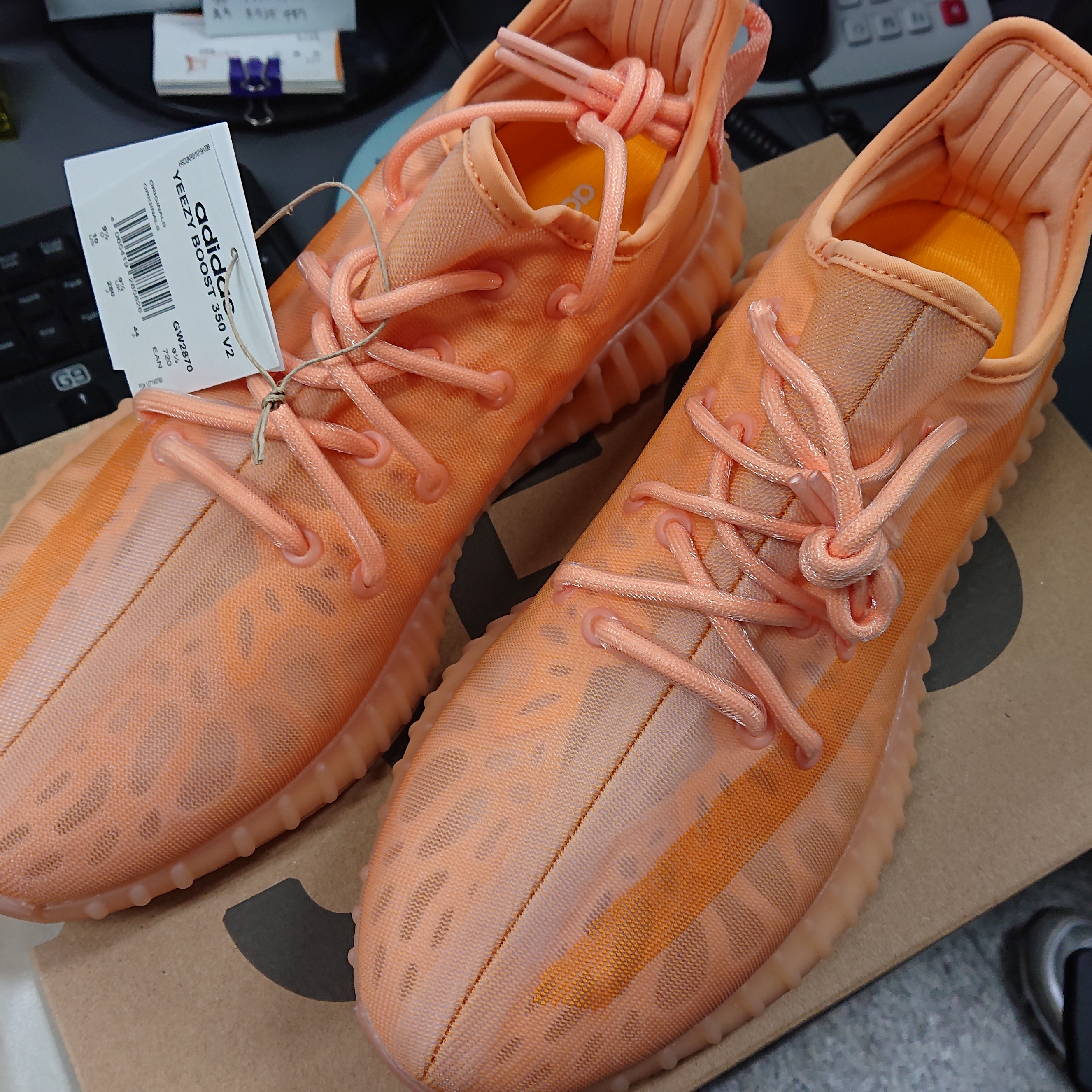 Adidas Yeezy Boost 350 V2 Mono Clay 착용 스타일