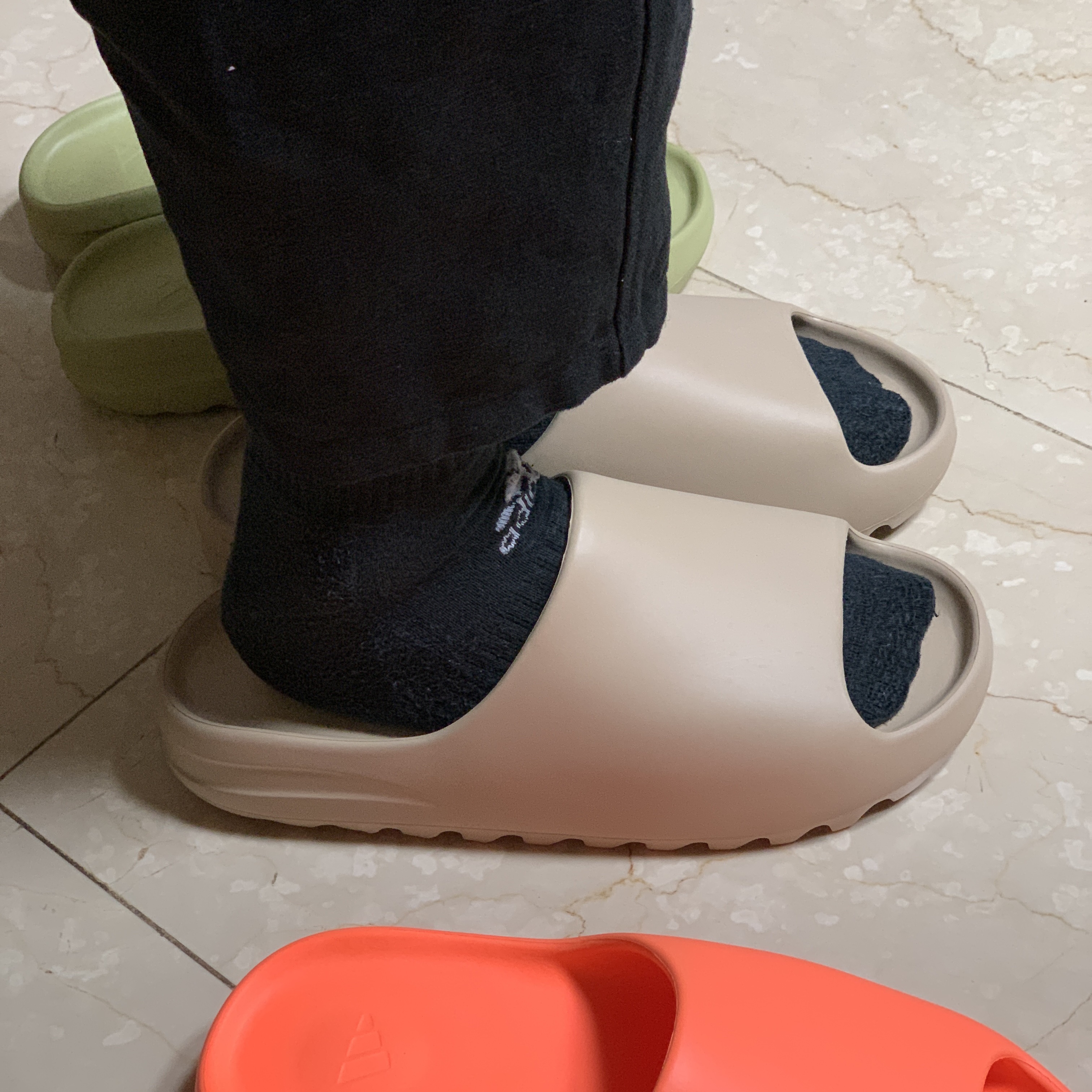 Adidas Yeezy Slide Pure, Adidas Yeezy Slide Resin 2021 착용 스타일 - 4