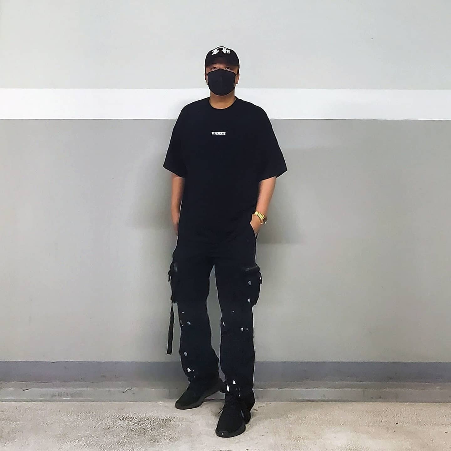 Adidas Yeezy Boost 350 V2 Black Red 2020 착용 스타일 - 3
