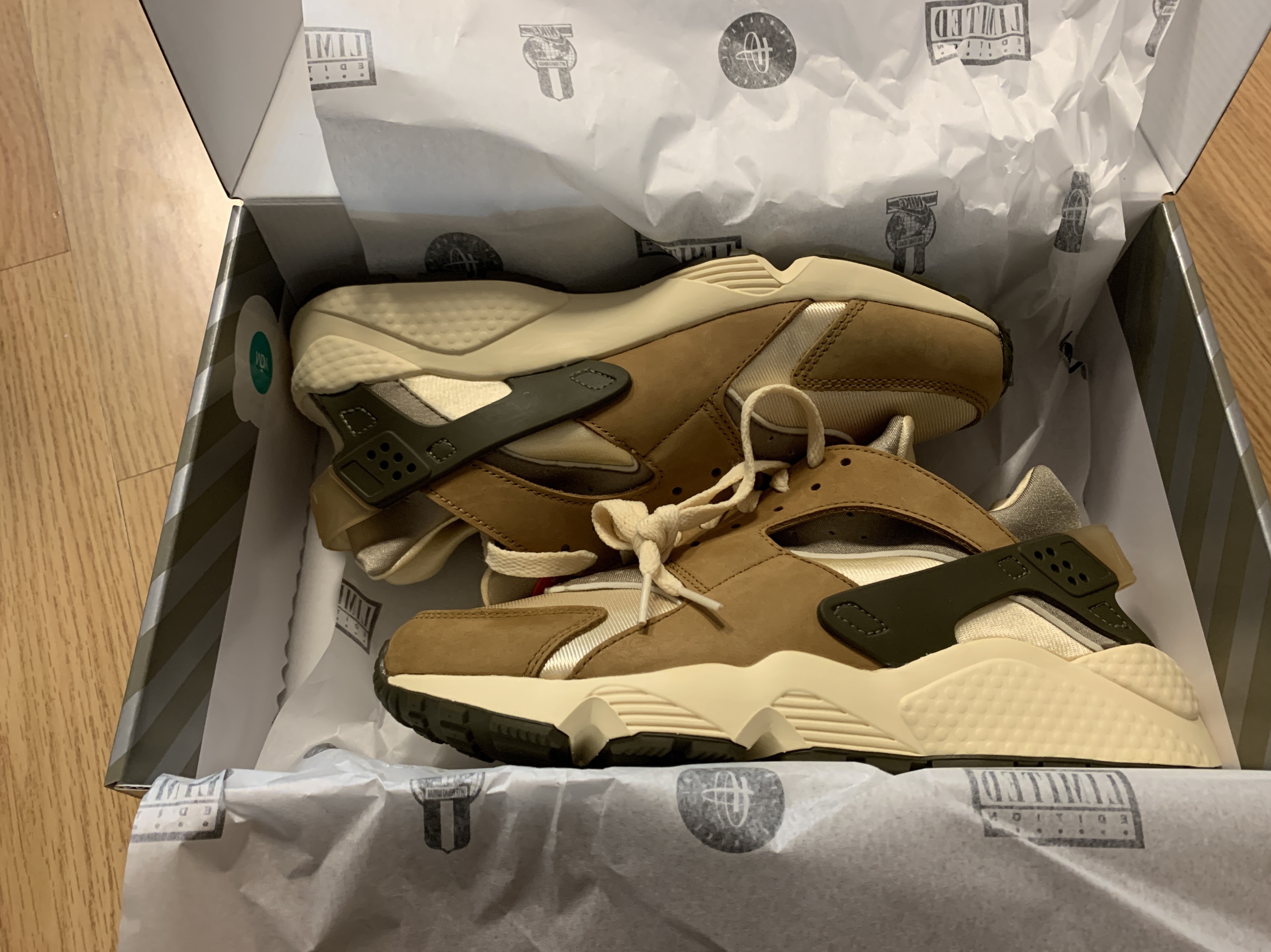 Nike x Stussy Air Huarache LE Desert Oak 착용 스타일 - 1
