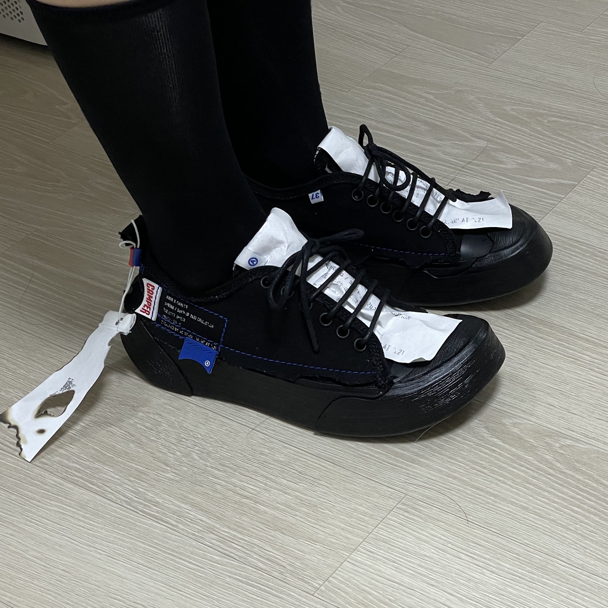 (W) Camper x Ader Error Proto-111-S Cinder Basic Sneakers Black 착용 스타일 - 4