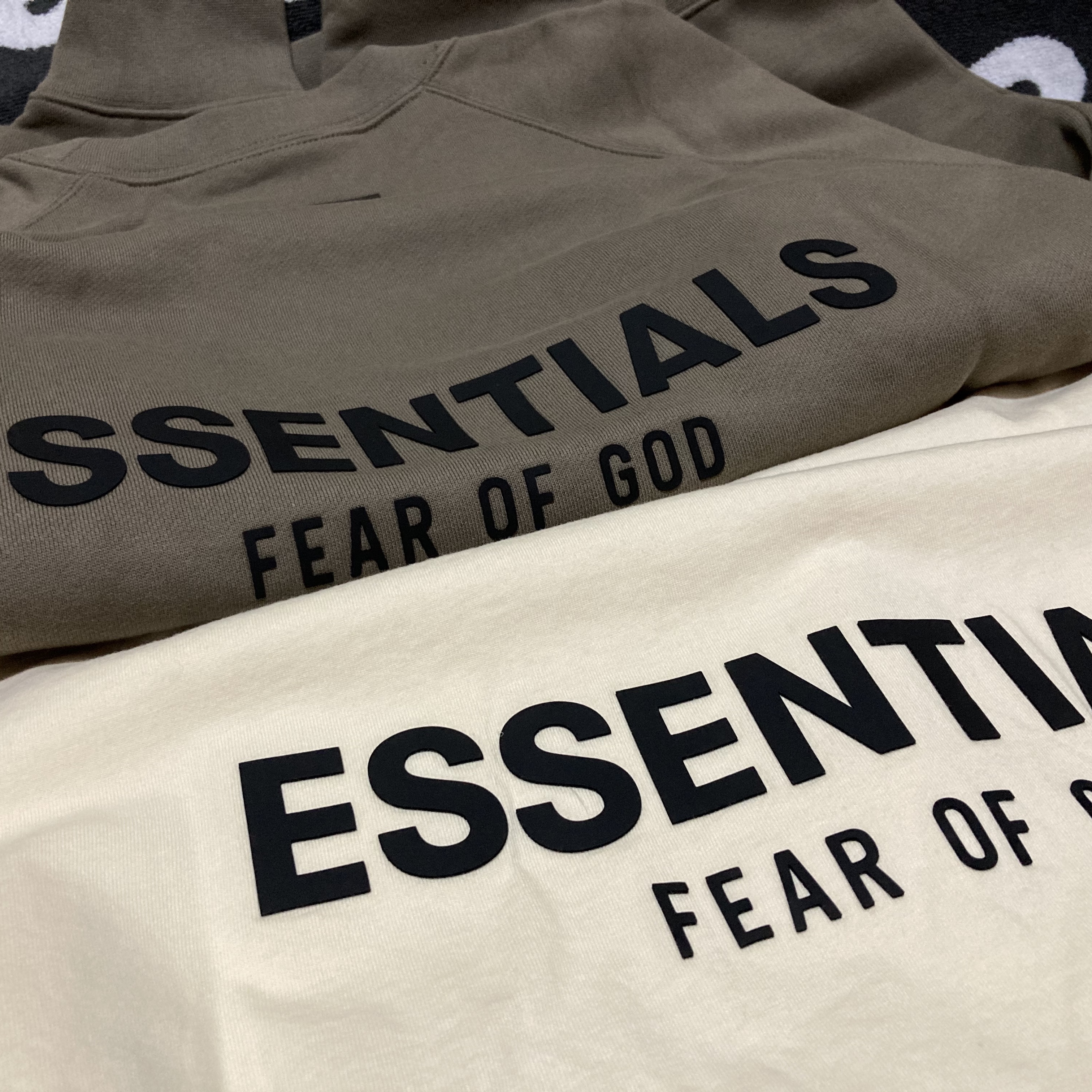 Essentials Pull-Over Crewneck Sweatshirt Taupe - 21SS, Essentials Long Sleeve T-Shirt Cream - 21SS 착용 스타일 - 1