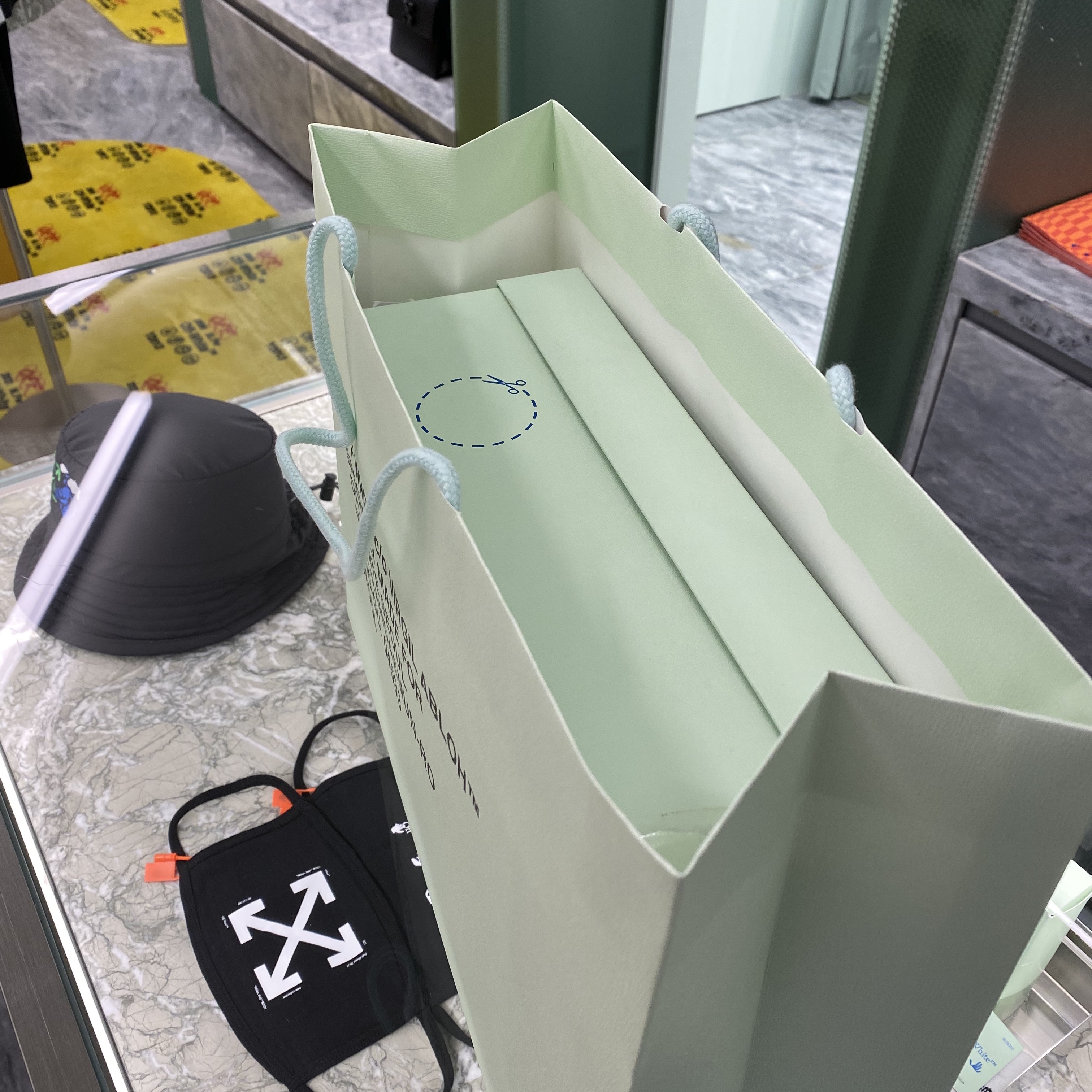 Off-White Out Of Office OOO Sneakers White Green - 21SS 착용 스타일 - 1
