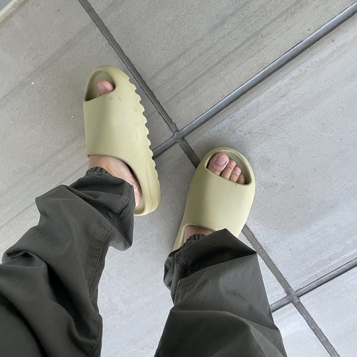 Adidas Yeezy Slide Pure, Adidas Yeezy Slide Resin 2021 착용 스타일 - 2