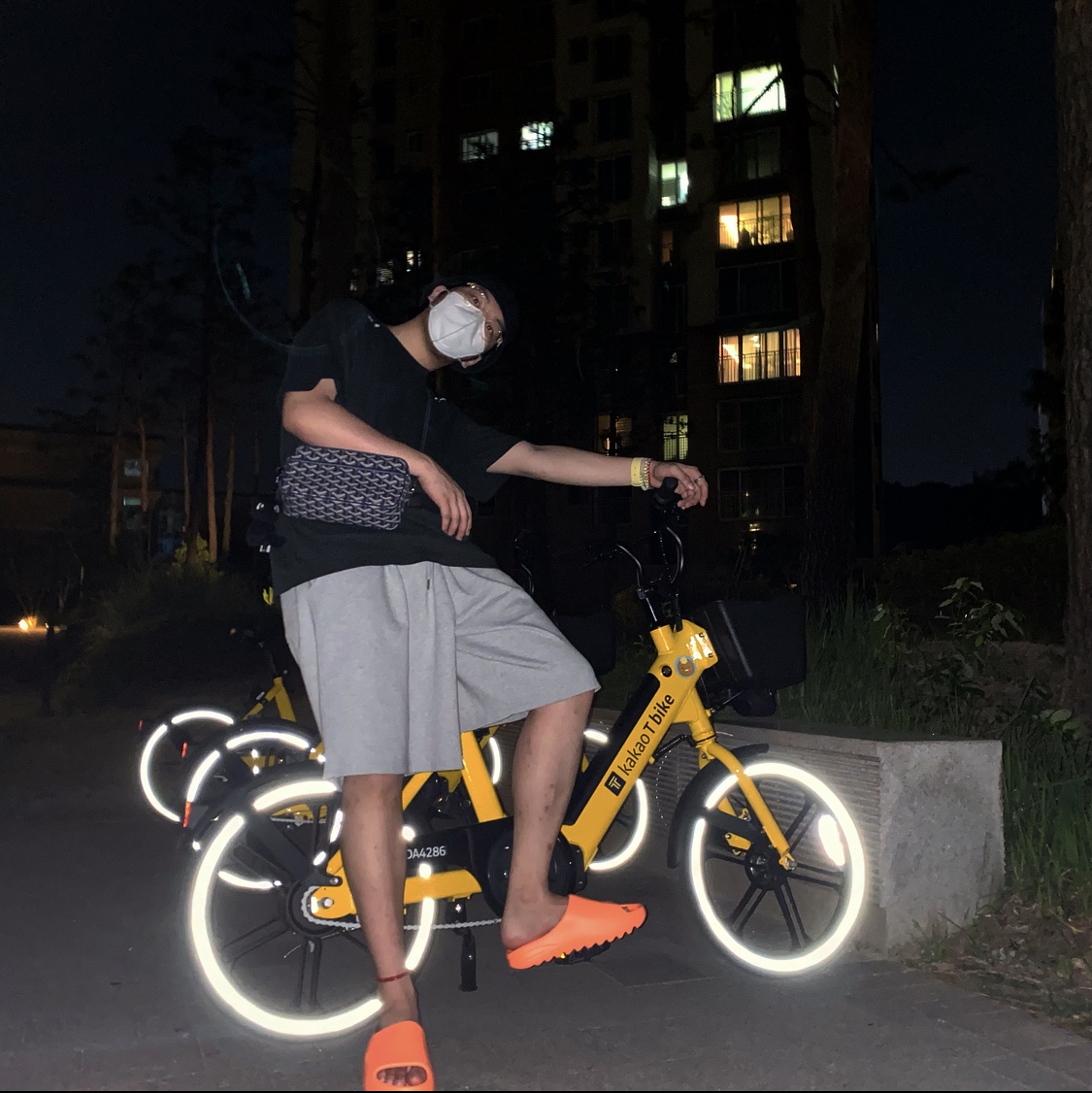 Adidas Yeezy Slide Enflame Orange 착용 스타일