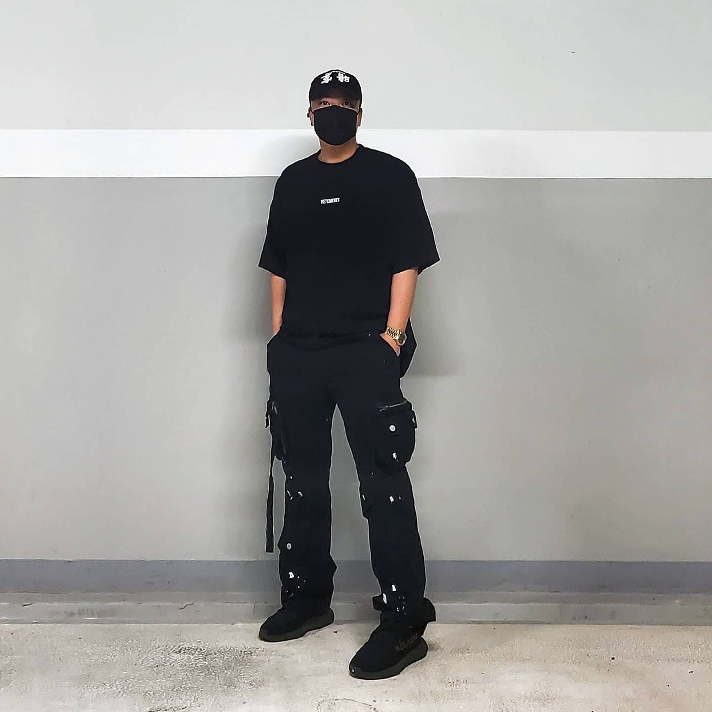 Adidas Yeezy Boost 350 V2 Black Red 2020 착용 스타일 - 2