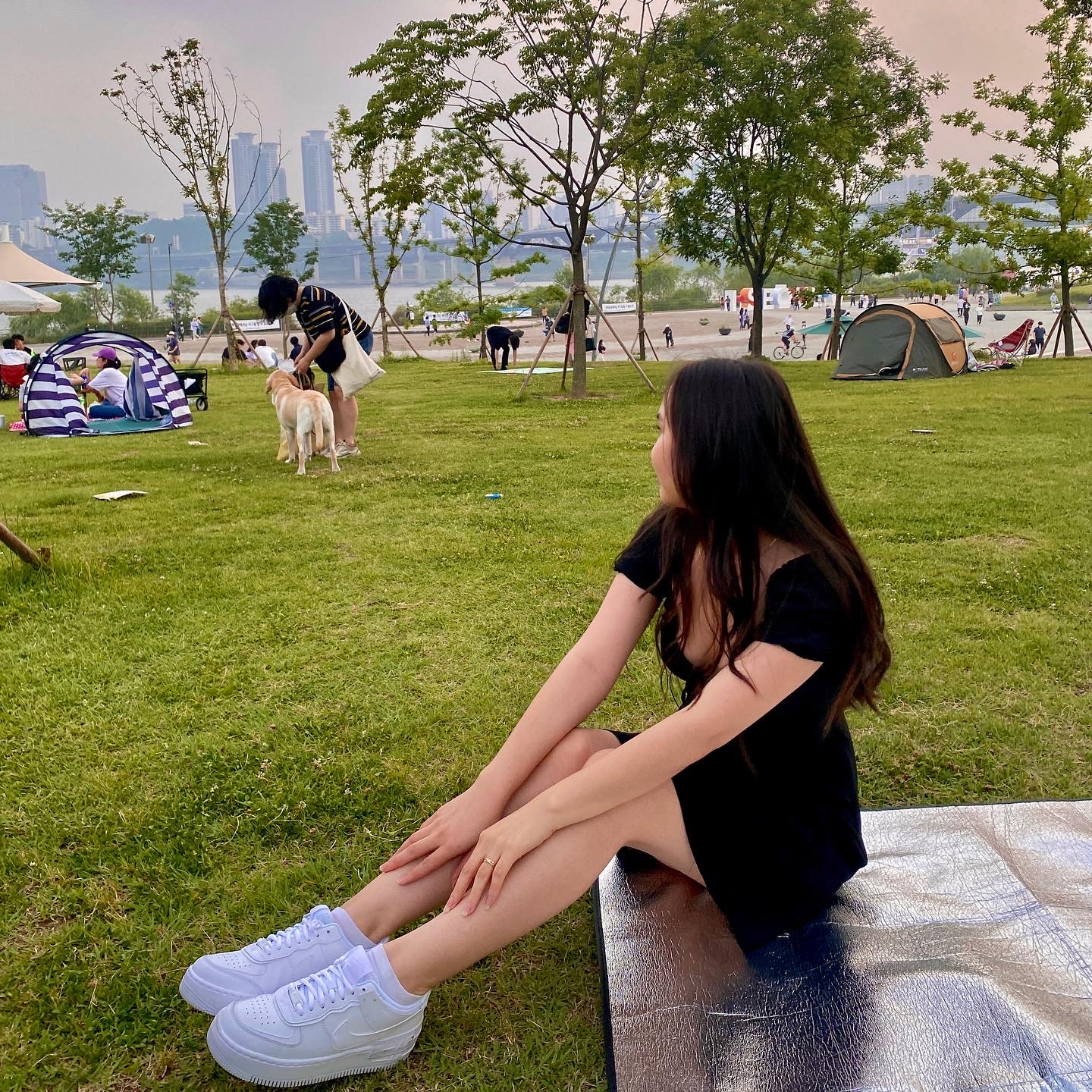 (W) Nike Air Force 1 Shadow Triple White 착용 스타일 - 2