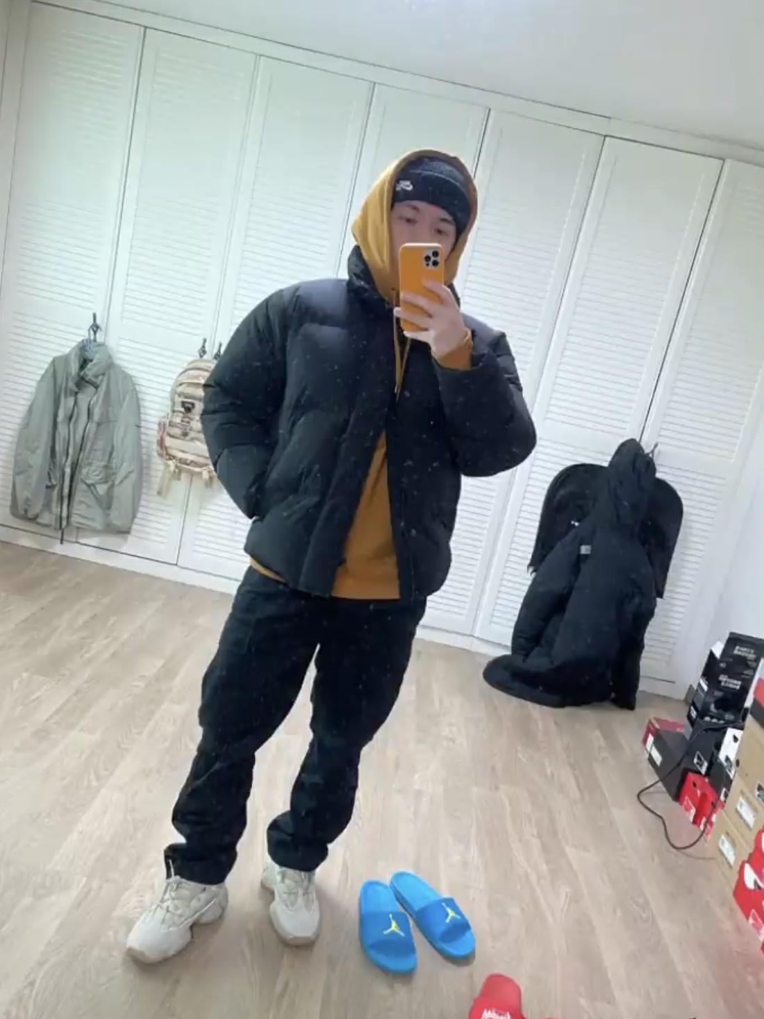 (W) Nike Daybreak White Noble Red, Nike Big Swoosh Full Zip Jacket Green Black 착용 스타일 - 5