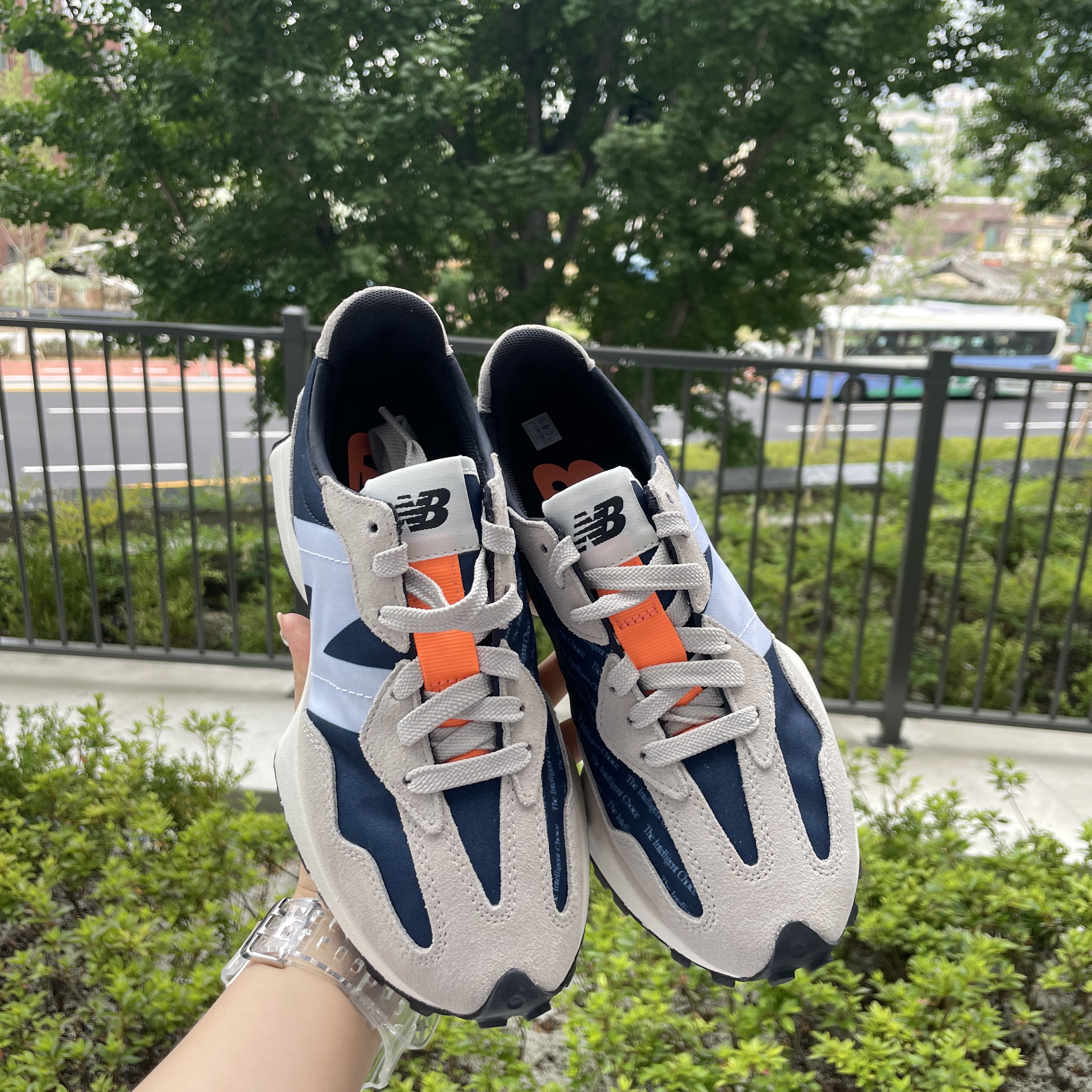 (W) New Balance 327 Outerspace Light Grey 착용 스타일 - 1
