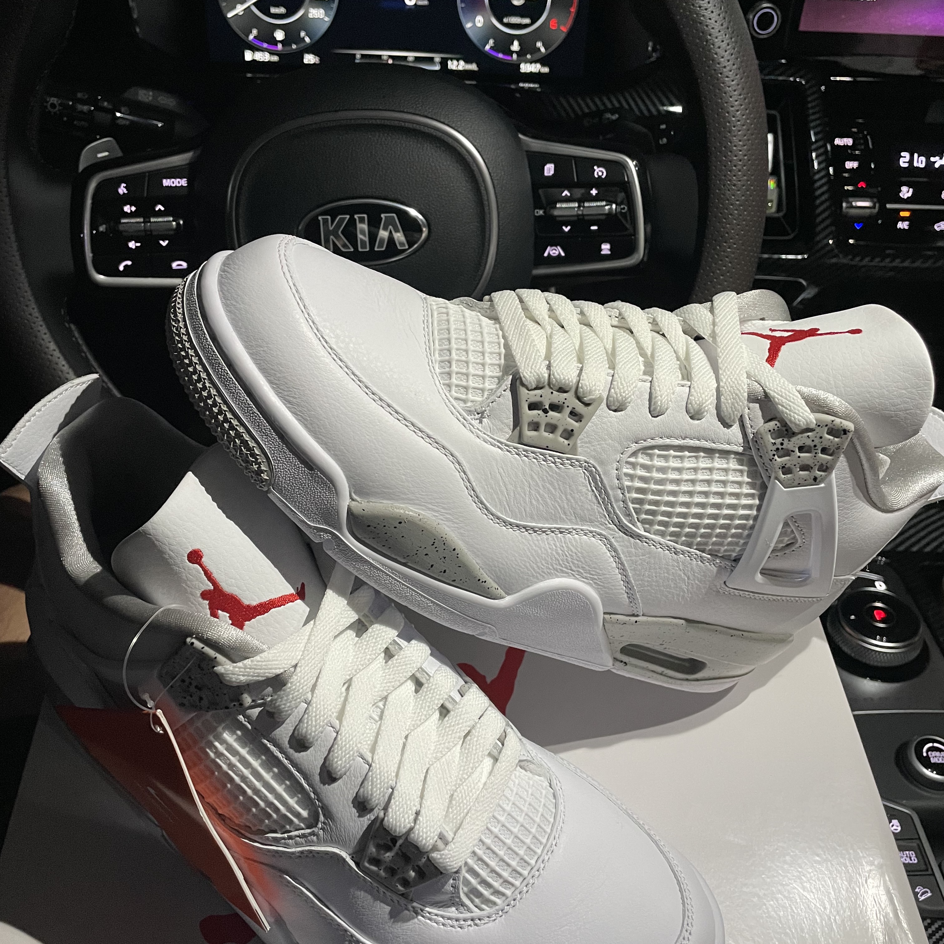 Jordan 4 Retro Tech White 착용 스타일