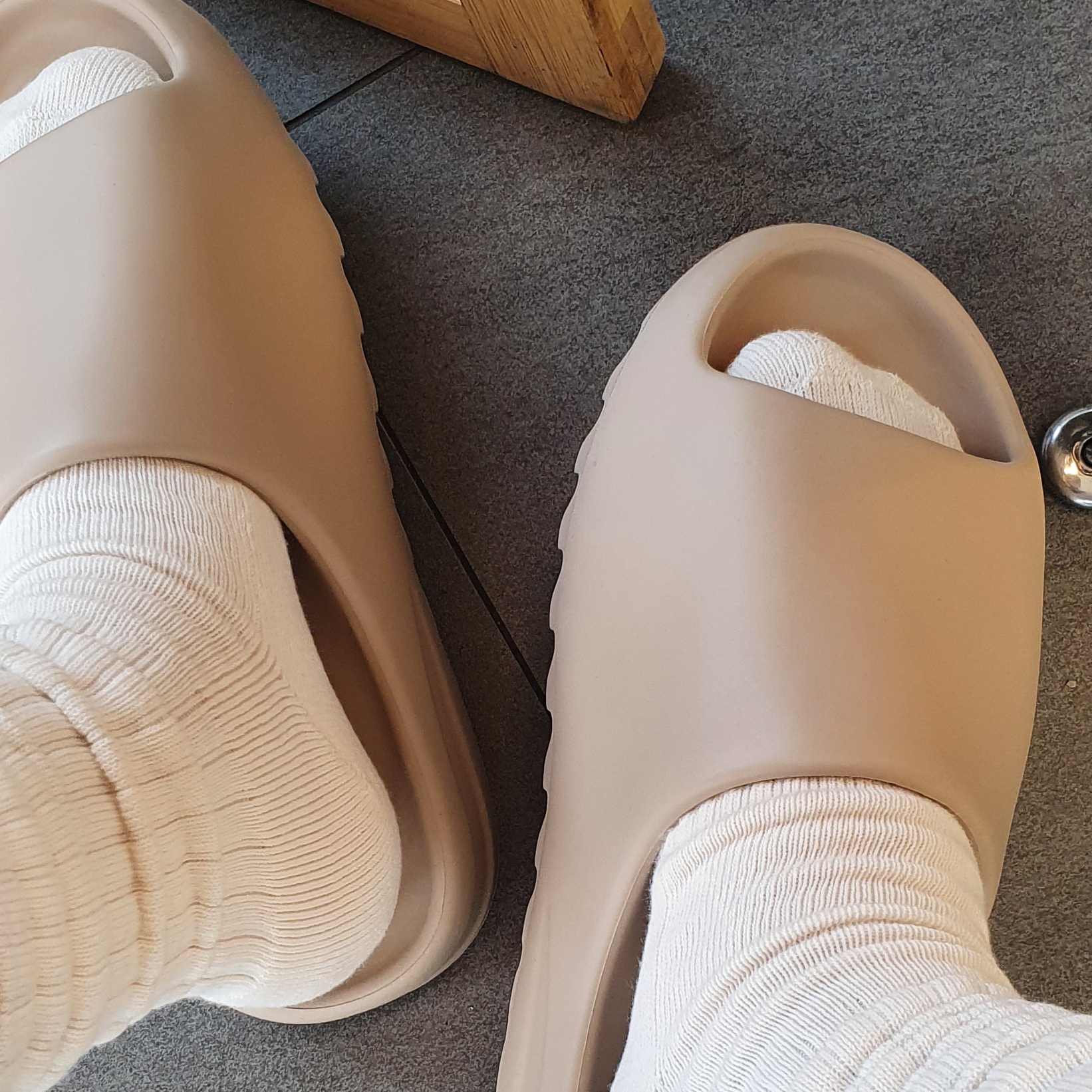 Adidas Yeezy Slide Pure 착용 스타일