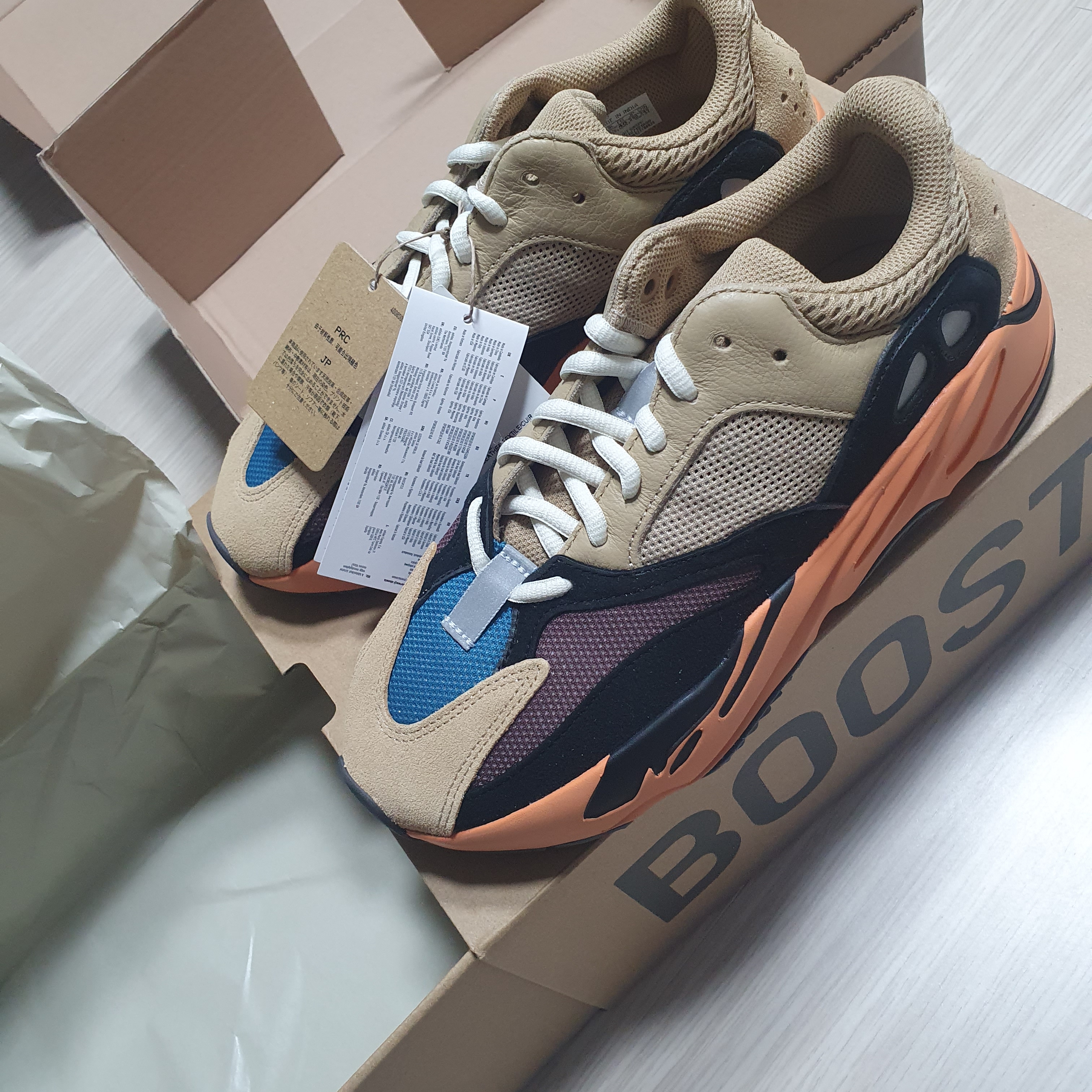 Adidas Yeezy Boost 700 Enflame Amber 착용 스타일 - 3
