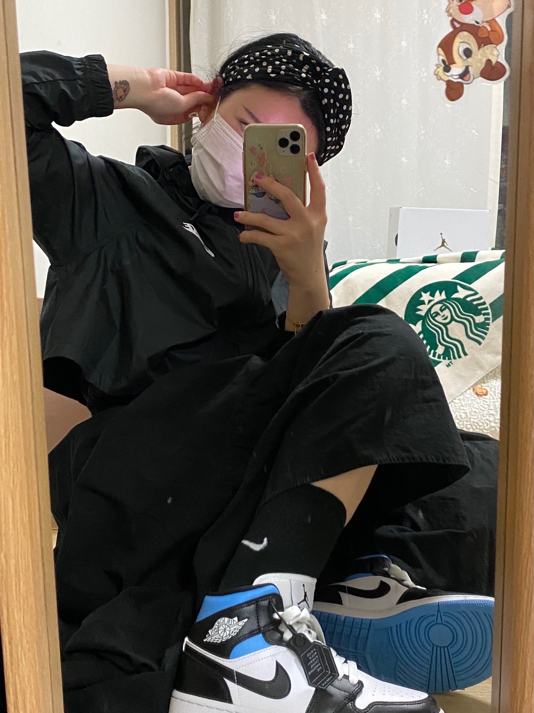 (W) Jordan 1 Mid White Black University Blue 착용 스타일 - 1