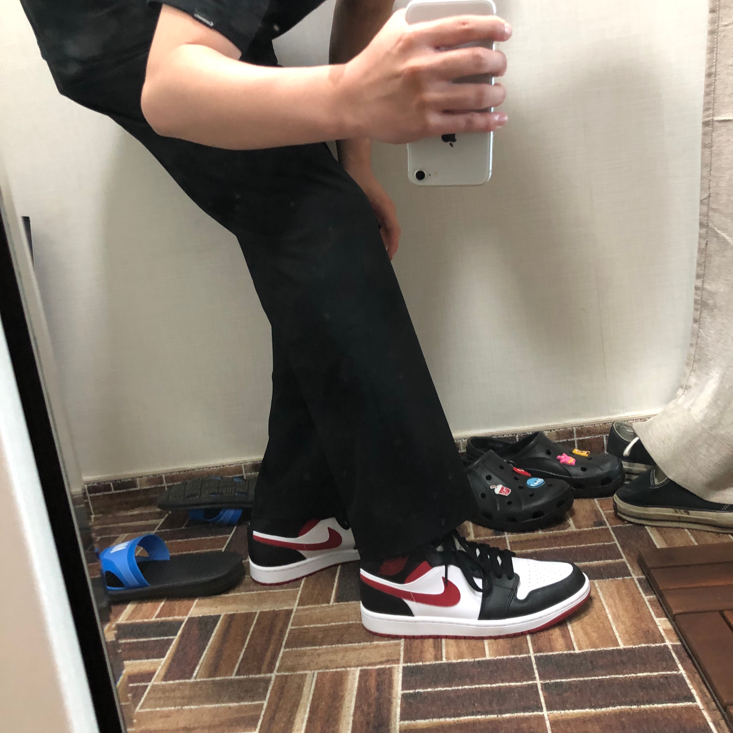 Jordan 1 Mid Gym Red Black White 착용 스타일