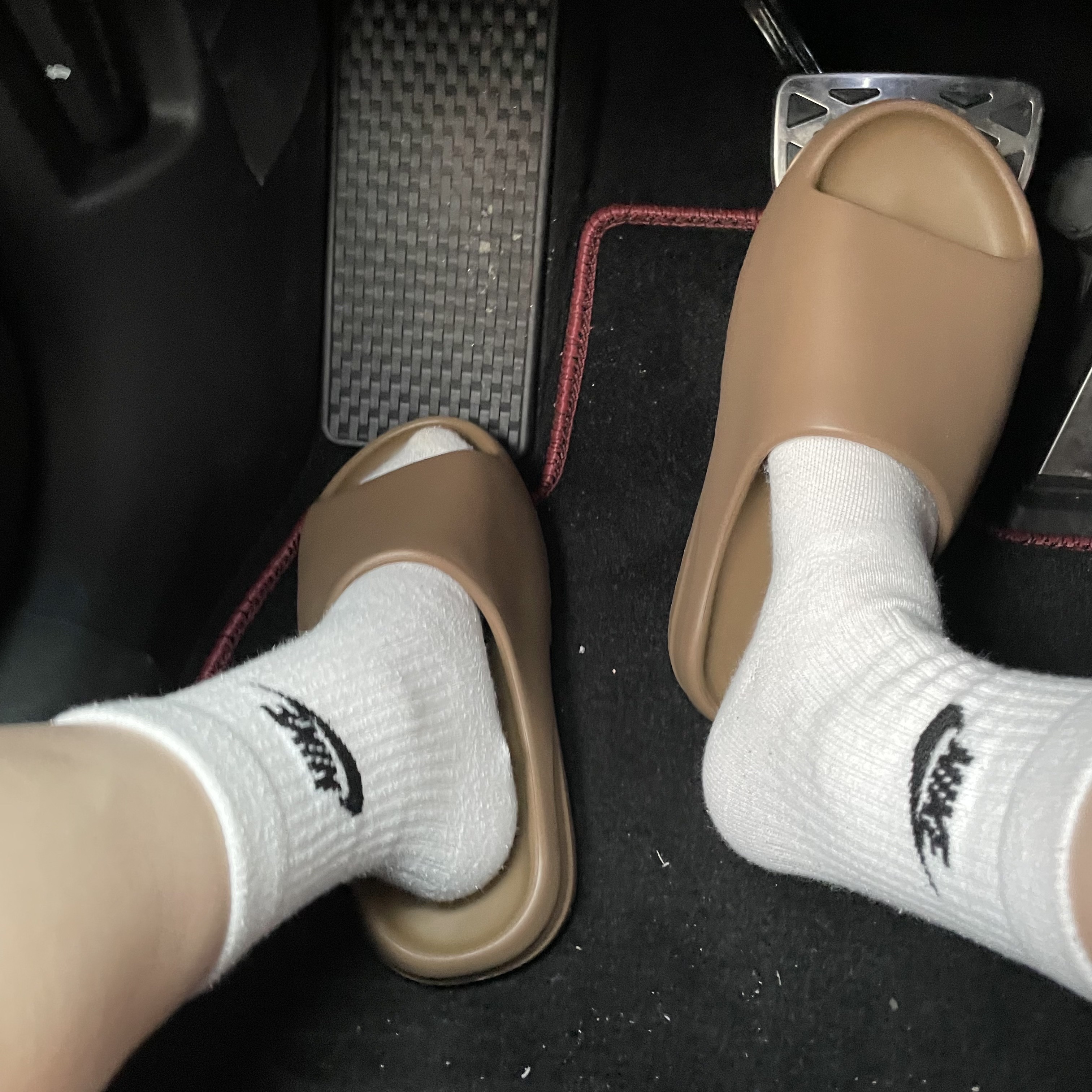 Adidas Yeezy Slide Core 착용 스타일 - 3