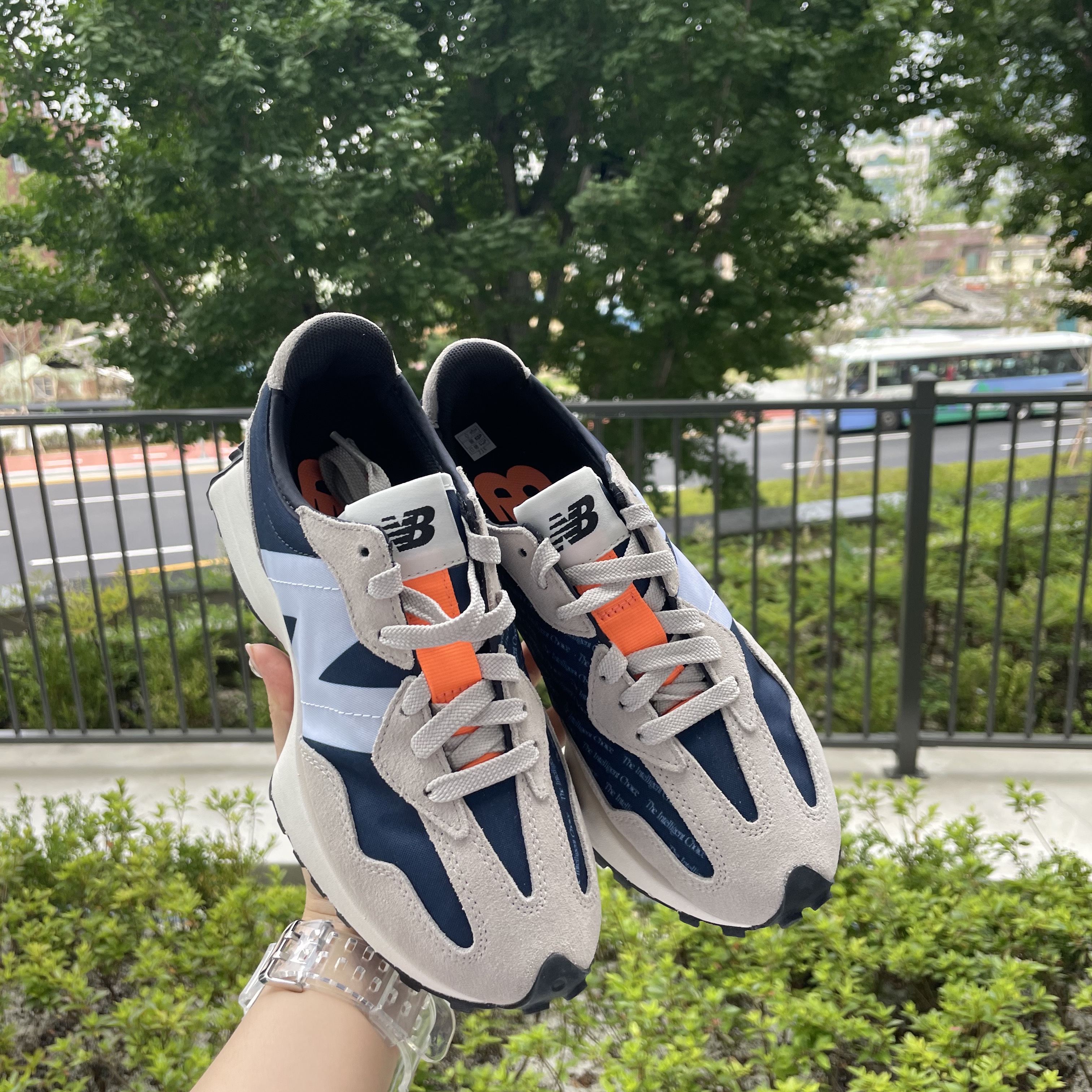(W) New Balance 327 Outerspace Light Grey 착용 스타일 - 2