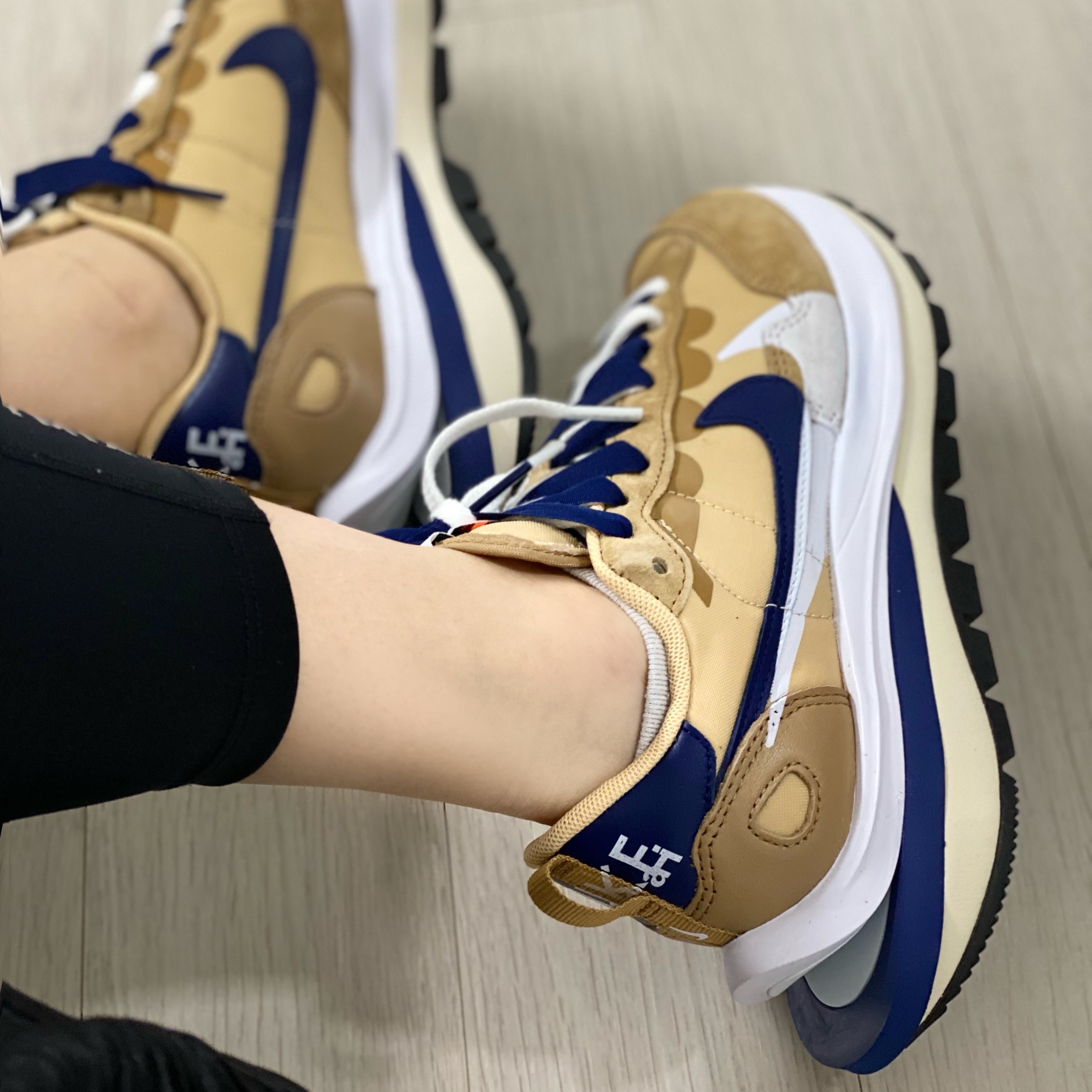 Nike x Sacai VaporWaffle Sesame and Blue Void 착용 스타일