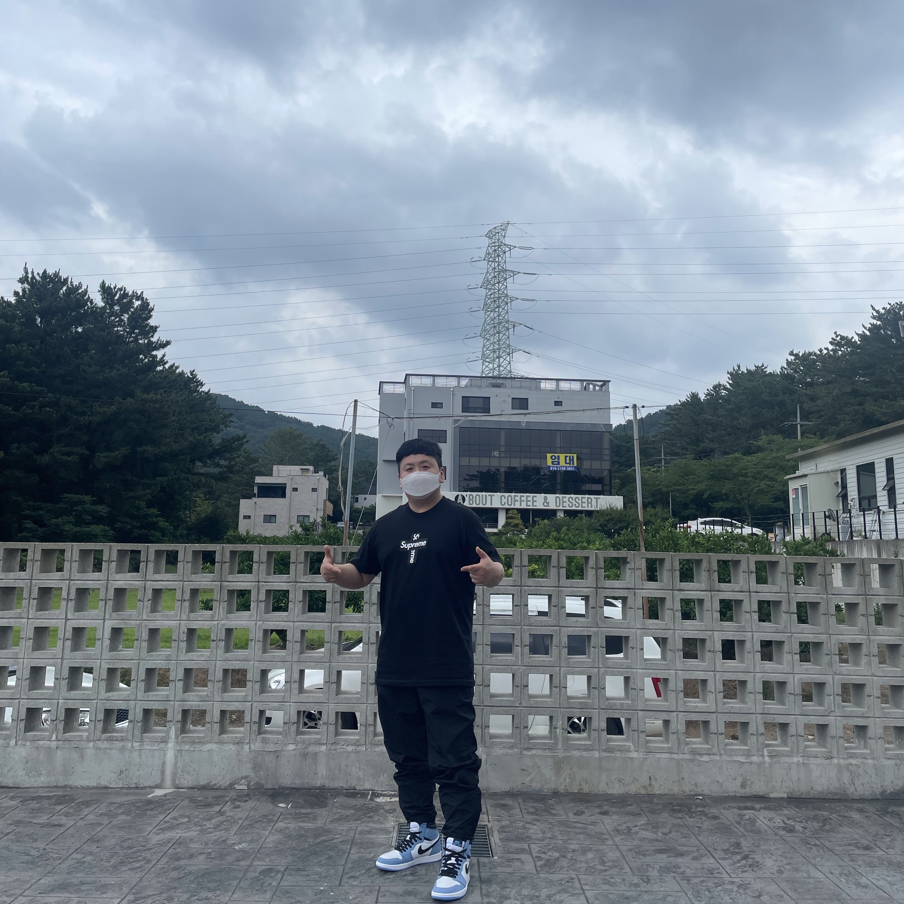 Supreme Cross Box Logo T-Shirt Black - 20FW, Jordan 1 Retro High OG University Blue 착용 스타일