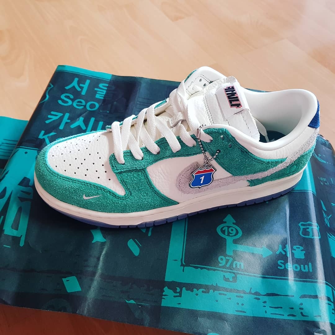 Nike x Kasina Dunk Low Road Sign - Kasina Exclusive 착용 스타일 - 1