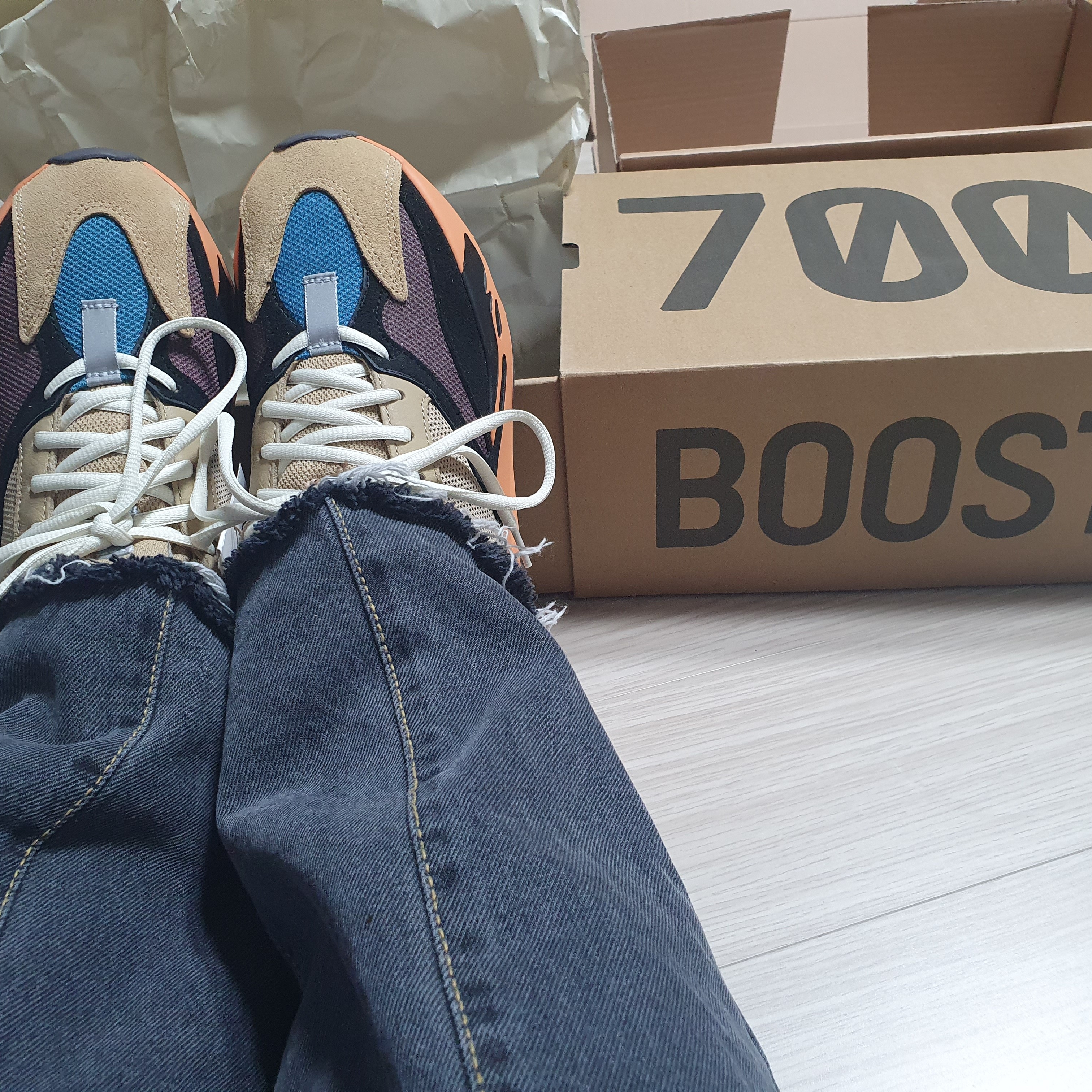 Adidas Yeezy Boost 700 Enflame Amber 착용 스타일 - 4