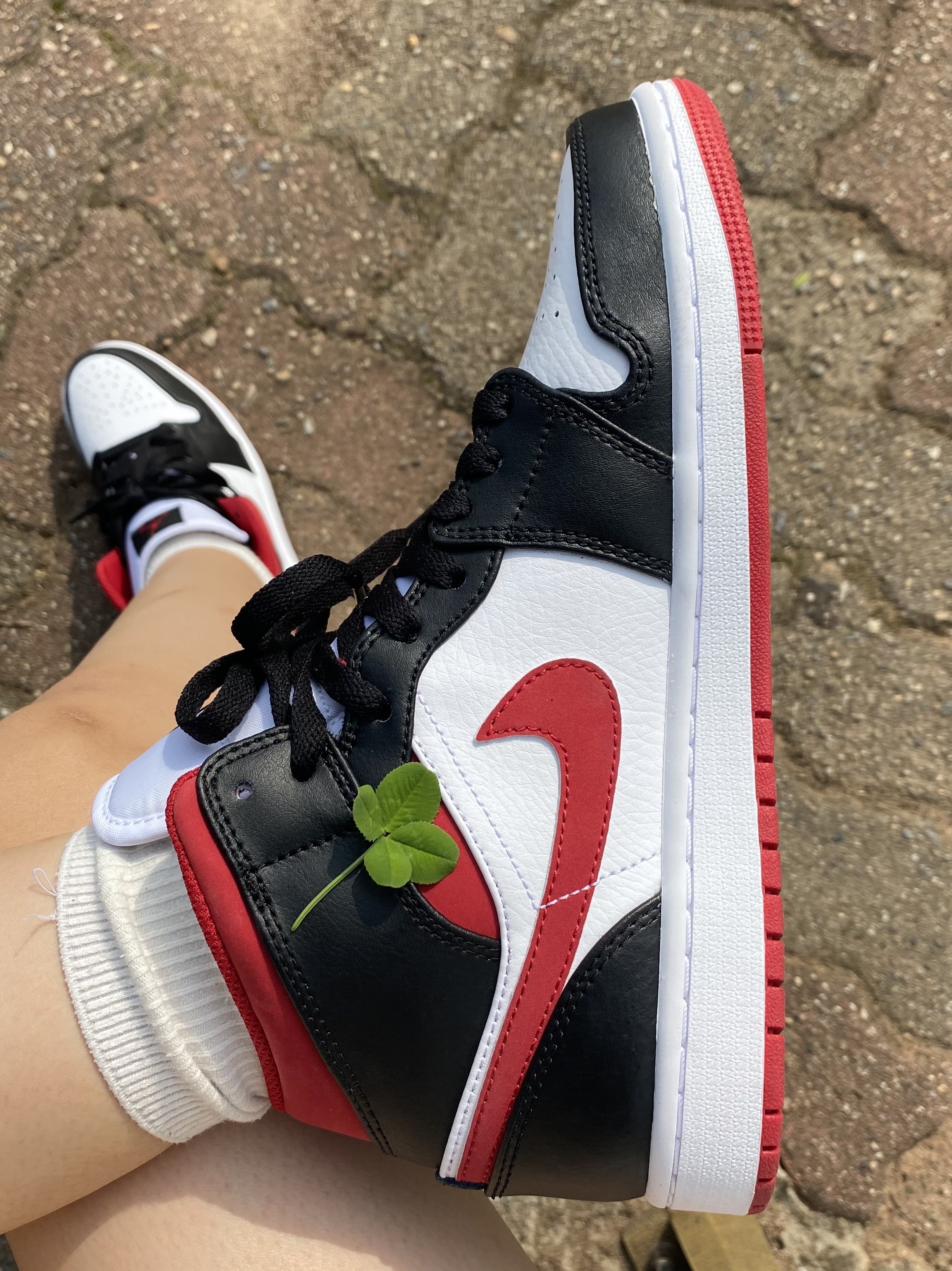 Jordan 1 Mid Gym Red Black White 착용 스타일 - 3