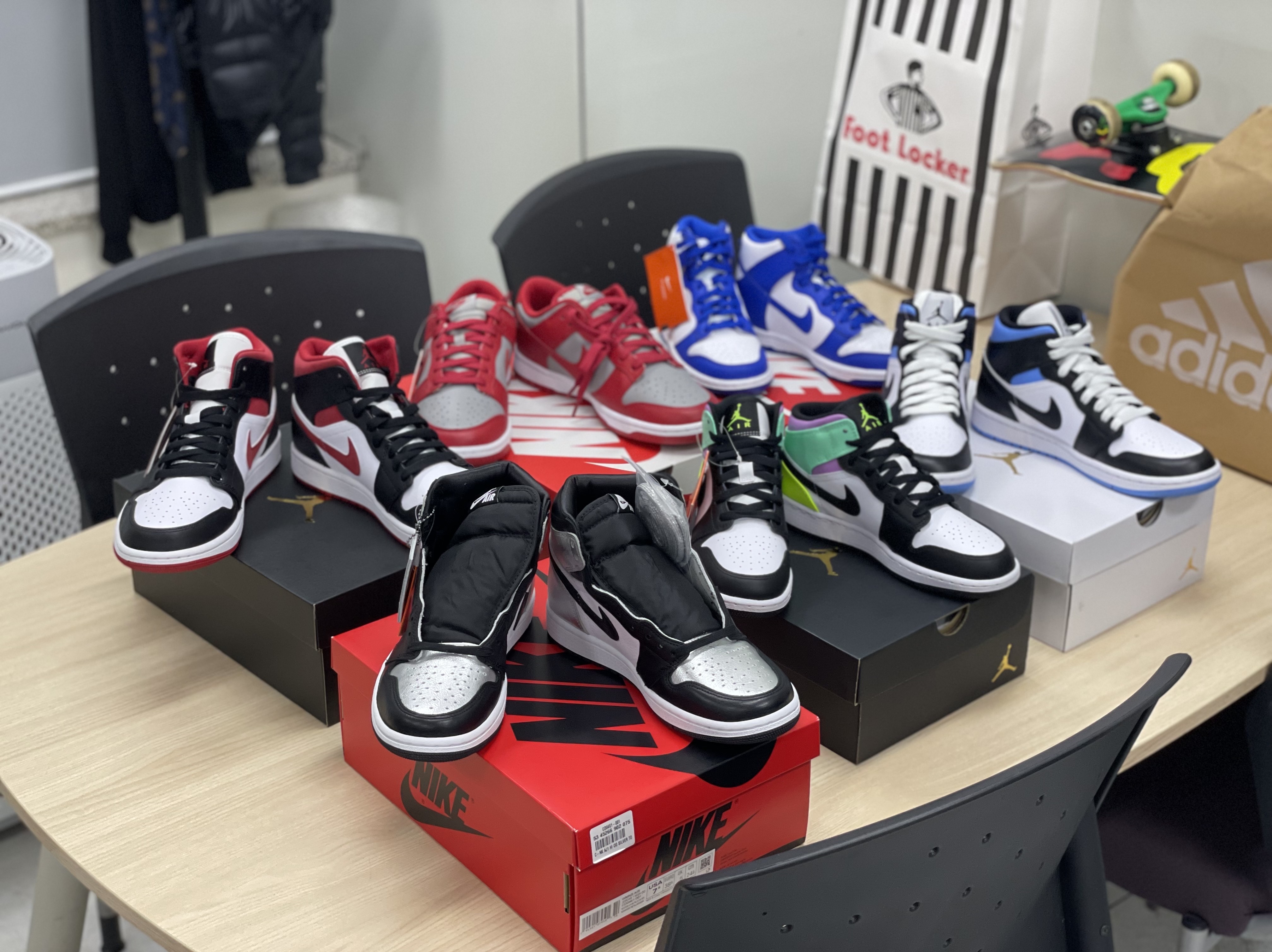 Jordan 1 Mid Gym Red Black White, (W) Jordan 1 Retro High OG Silver Toe 착용 스타일