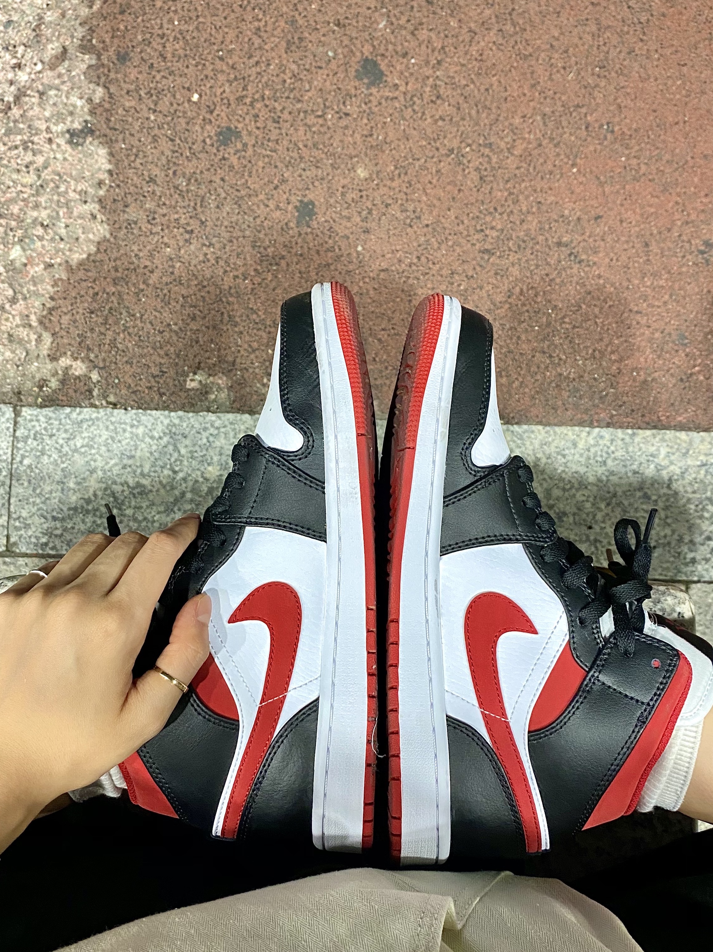 Jordan 1 Mid Gym Red Black White 착용 스타일 - 2