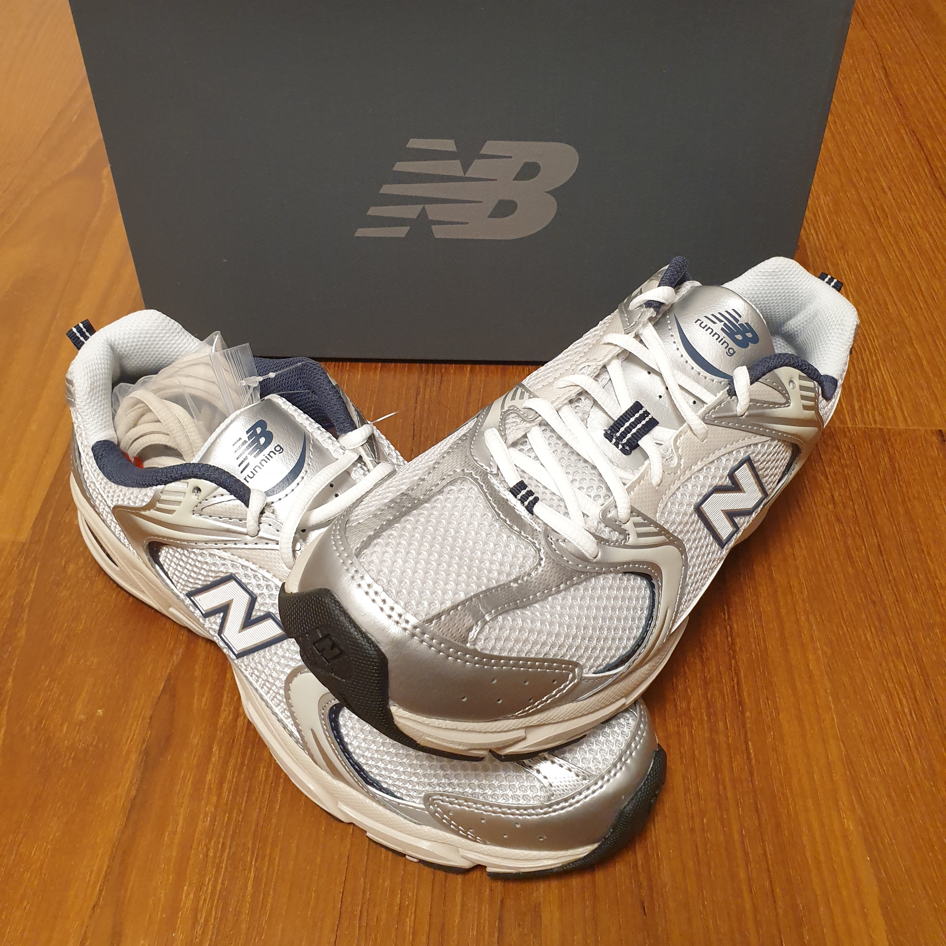 New Balance 530 Steel Grey 착용 스타일 - 2
