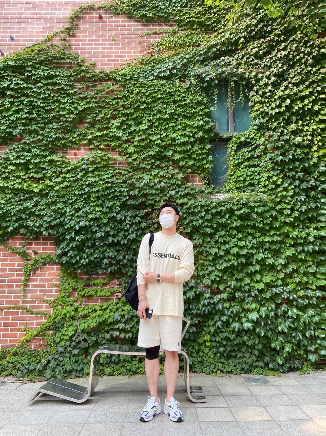 Essentials 3D Silicon Applique Boxy Long Sleeve T-Shirt Buttercream 2020, New Balance 530 White Yellow 착용 스타일 - 1