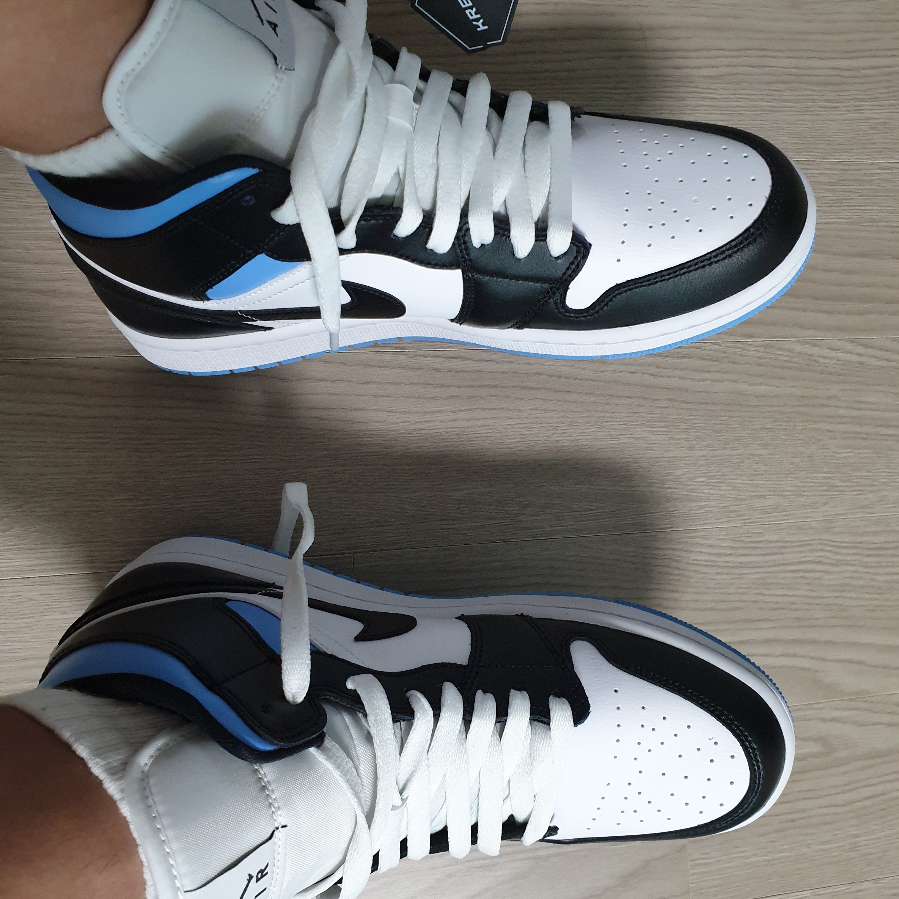 (W) Jordan 1 Mid White Black University Blue 착용 스타일 - 2