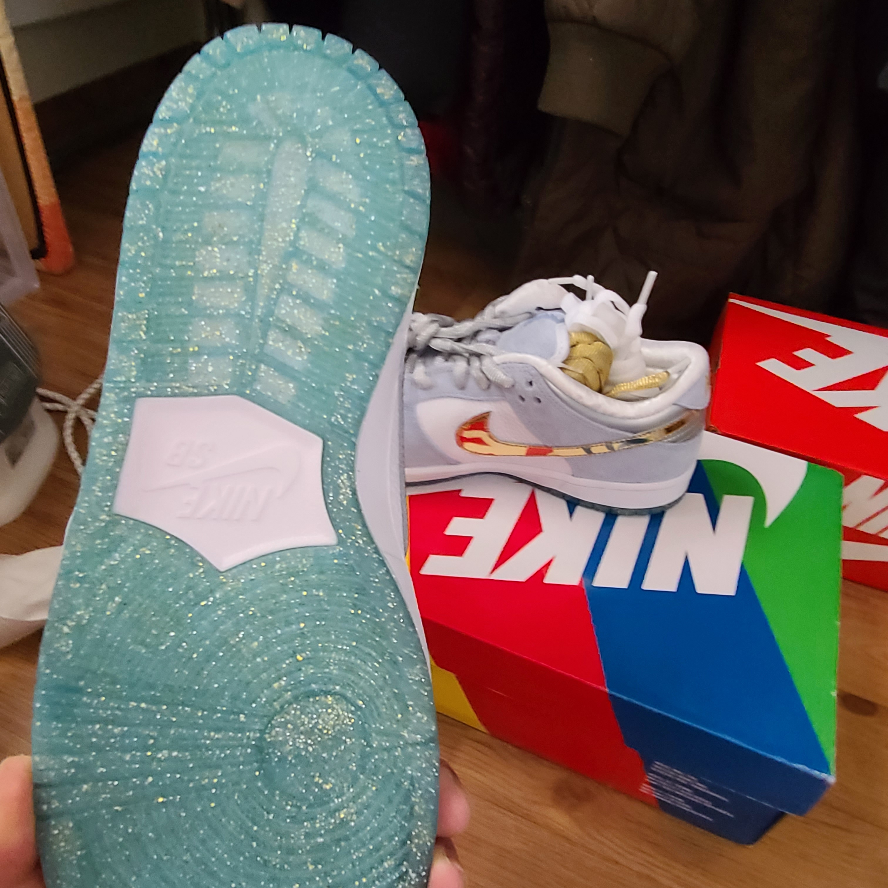 Nike x Sean Cliver SB Dunk Low Holiday Special 착용 스타일 - 3