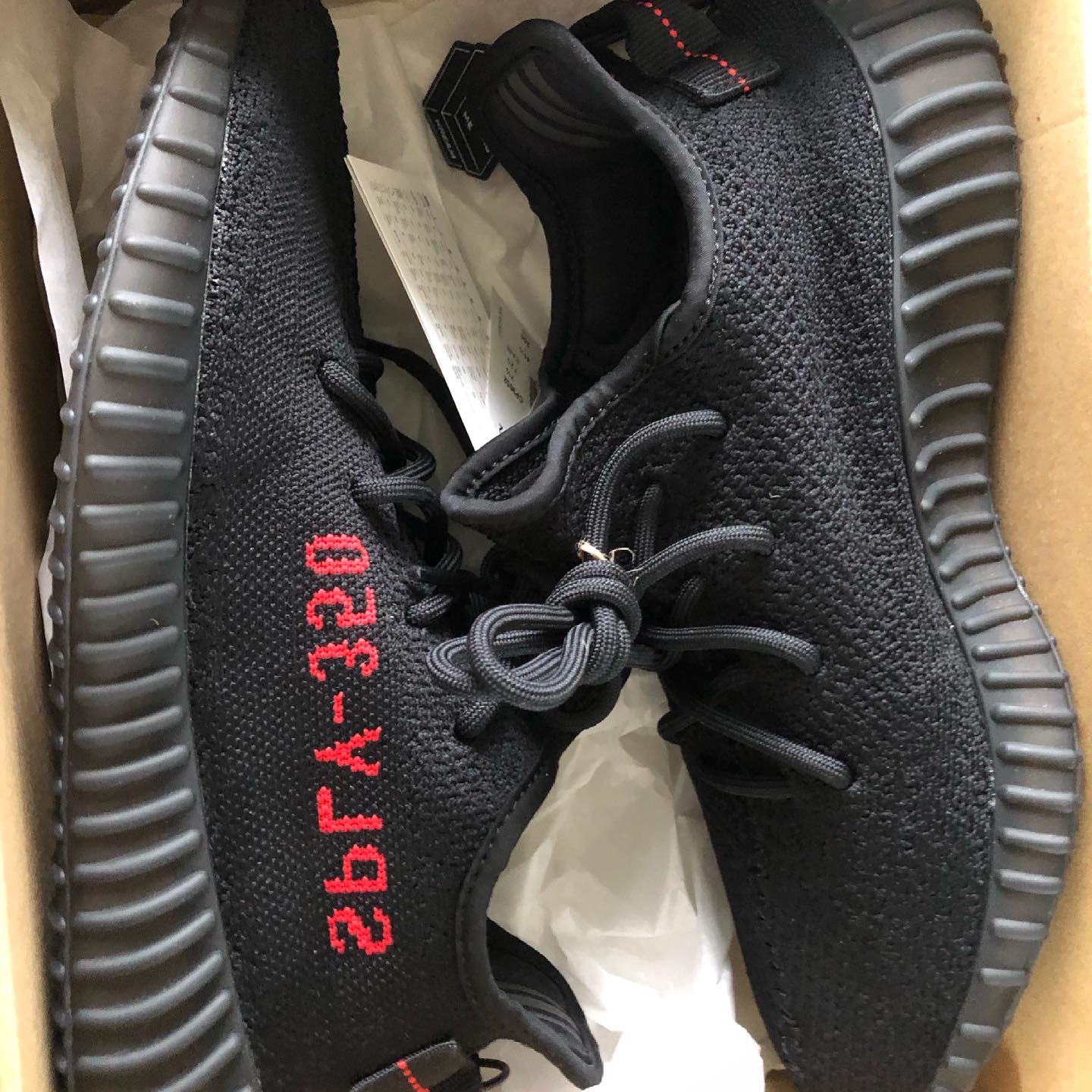 Adidas Yeezy Boost 350 V2 Black Red 2020 착용 스타일 - 2