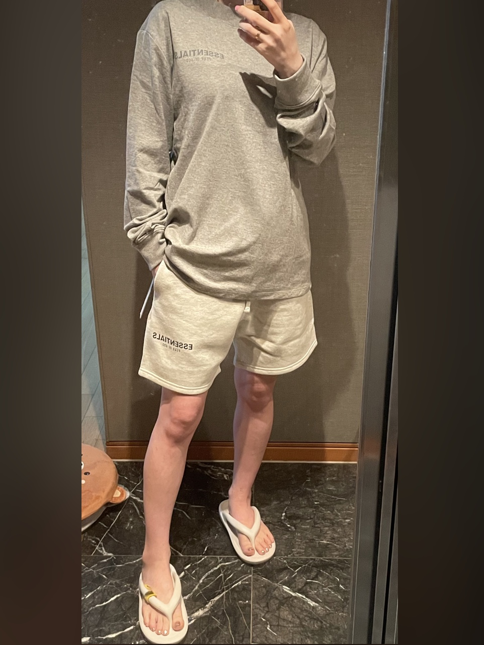 (Kids) Essentials Long Sleeve T-Shirt Heather Oatmeal - 21SS, Essentials Sweatshorts Oatmeal - 21SS 착용 스타일 - 1