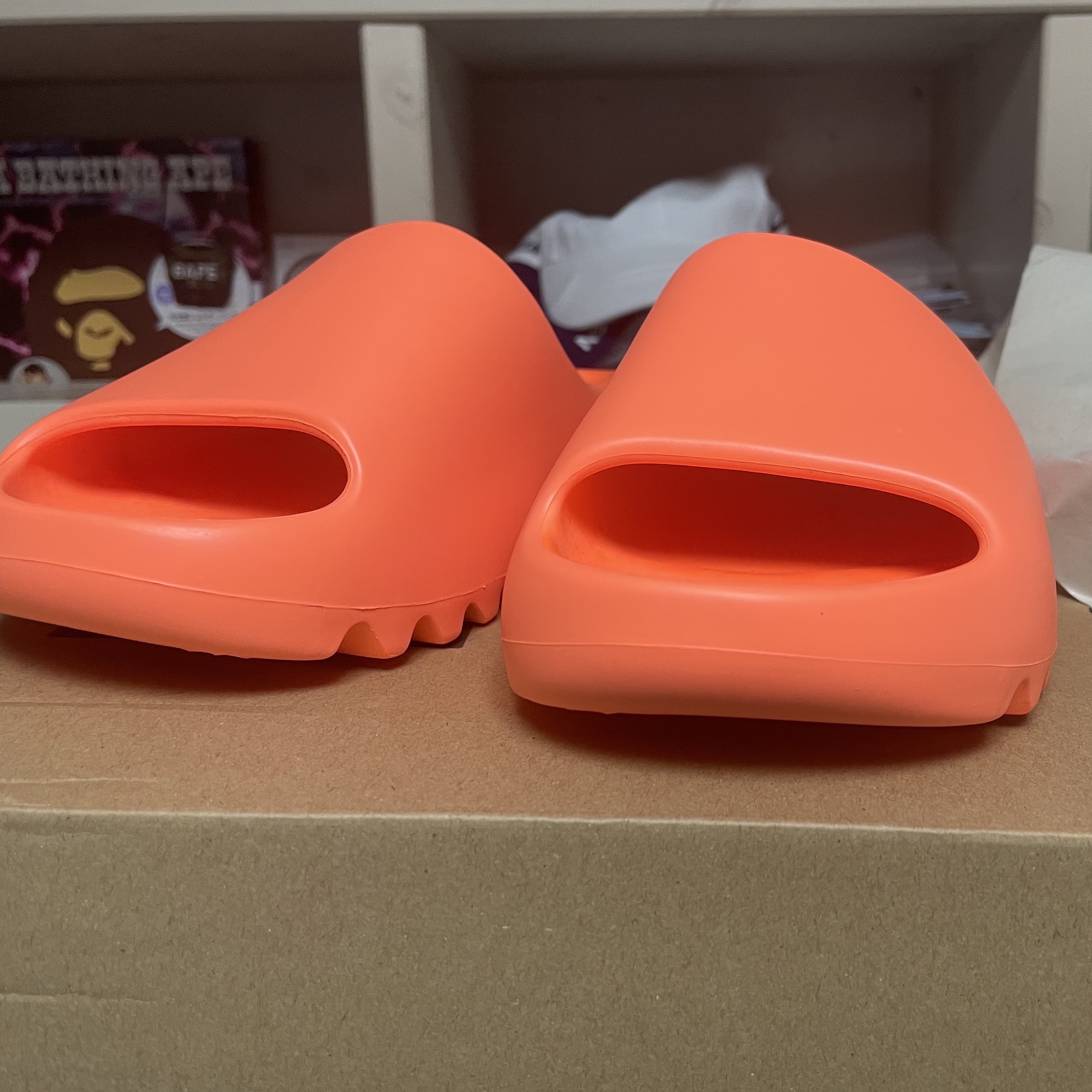 Adidas Yeezy Slide Enflame Orange 착용 스타일 - 2