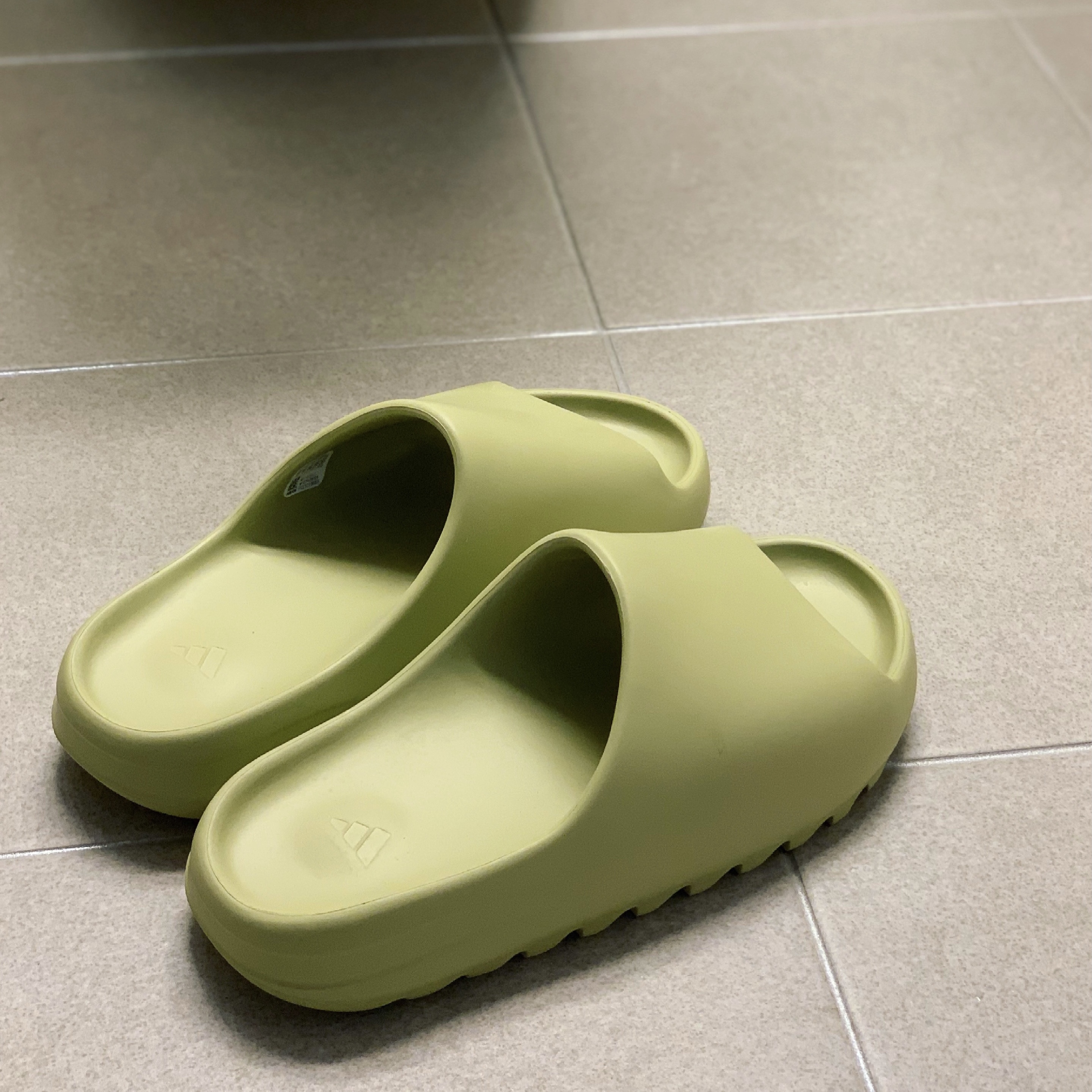Adidas Yeezy Slide Resin 2021 착용 스타일
