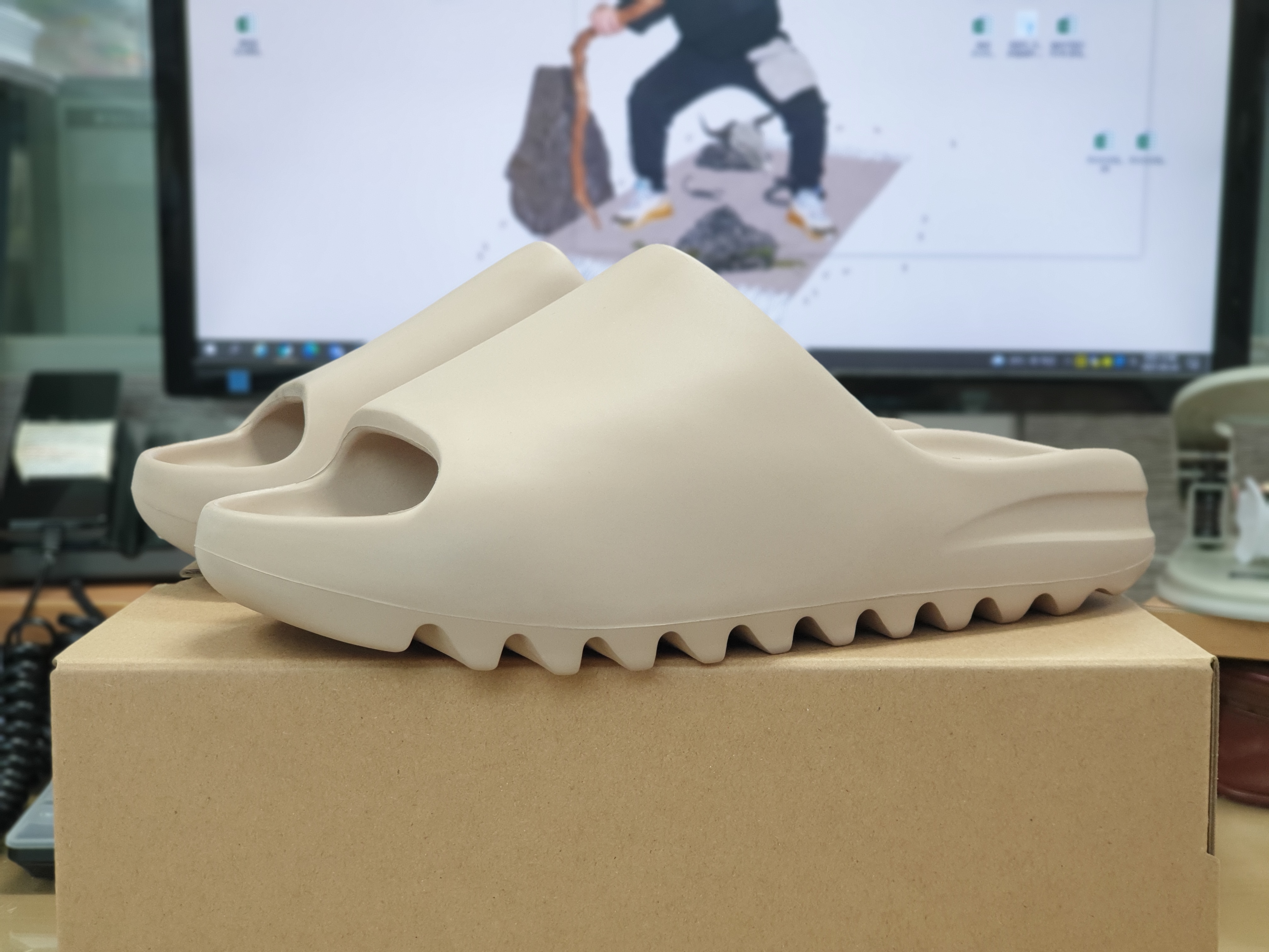 Adidas Yeezy Slide Pure 착용 스타일