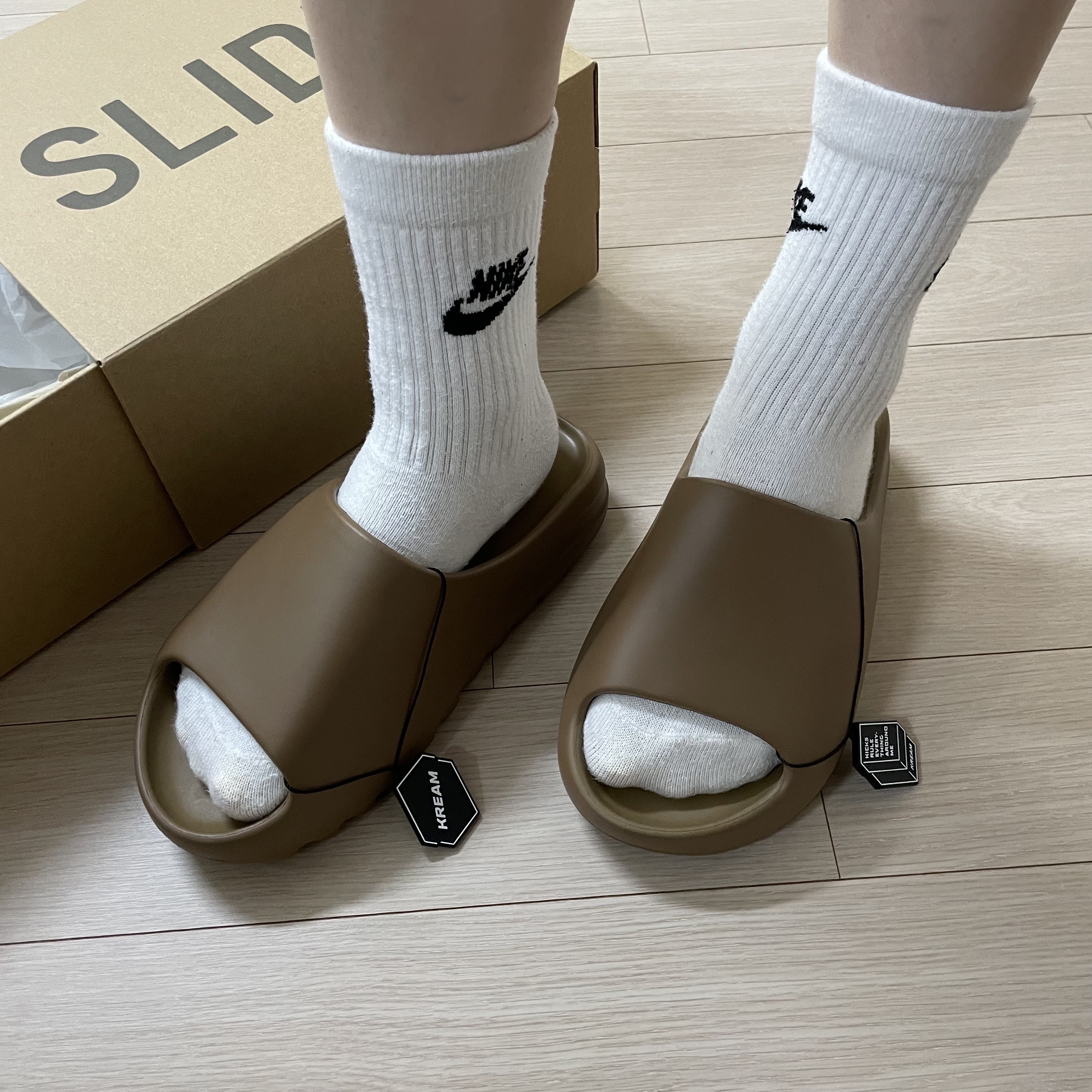 Adidas Yeezy Slide Core 착용 스타일 - 1